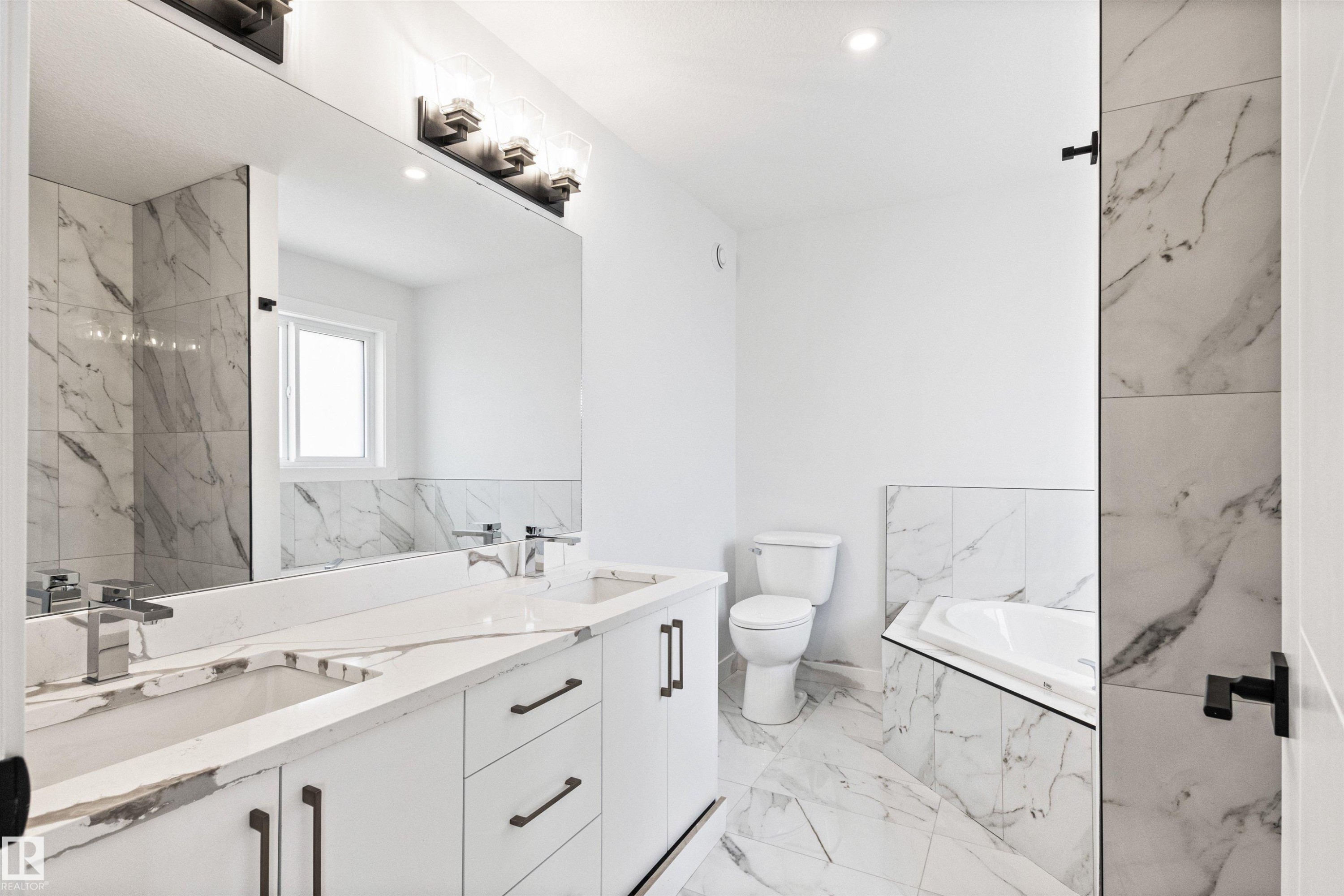 5002 53 Ave, Calmar, AB - Indoor Photo Showing Bathroom