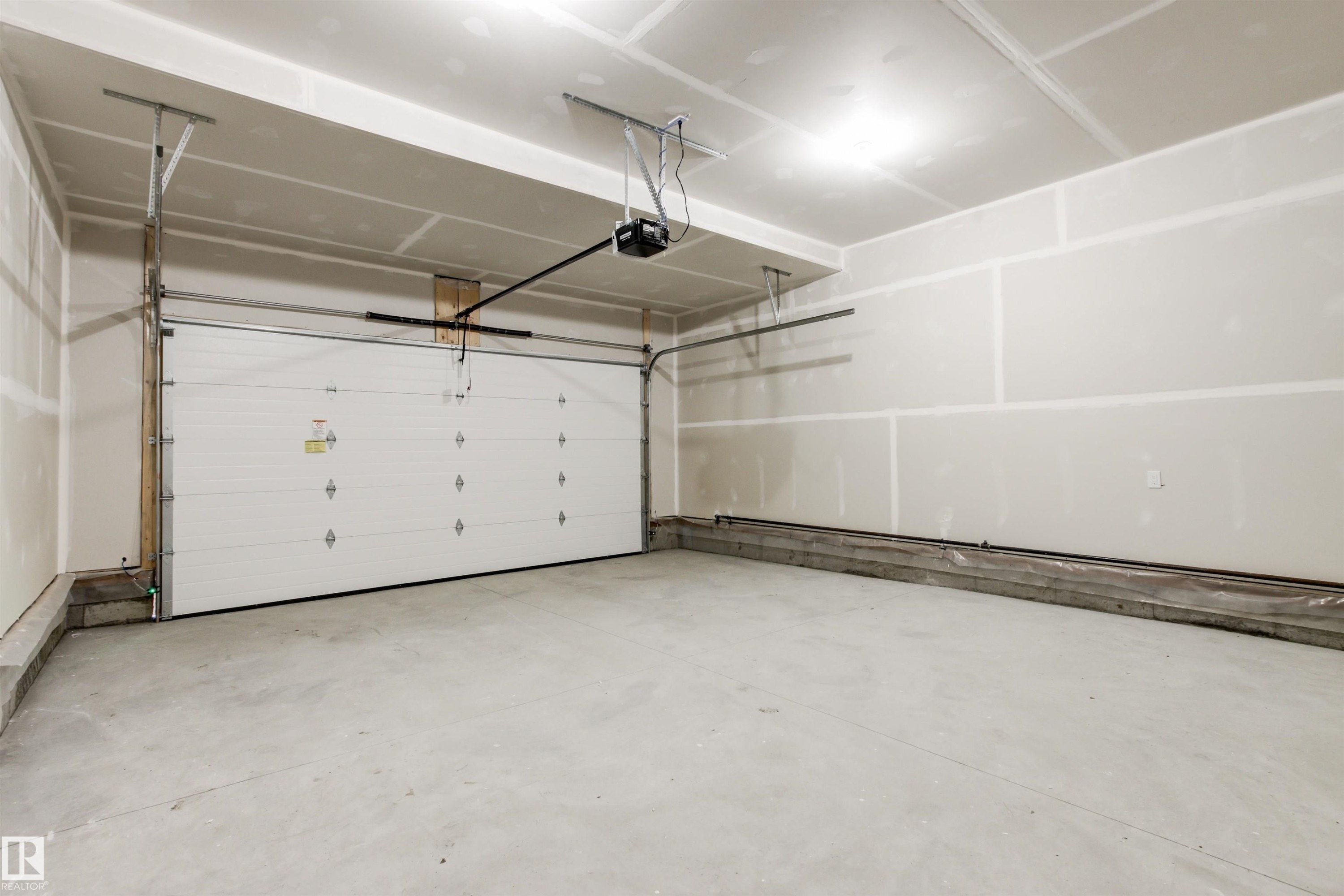 5002 53 Ave, Calmar, AB - Indoor Photo Showing Garage