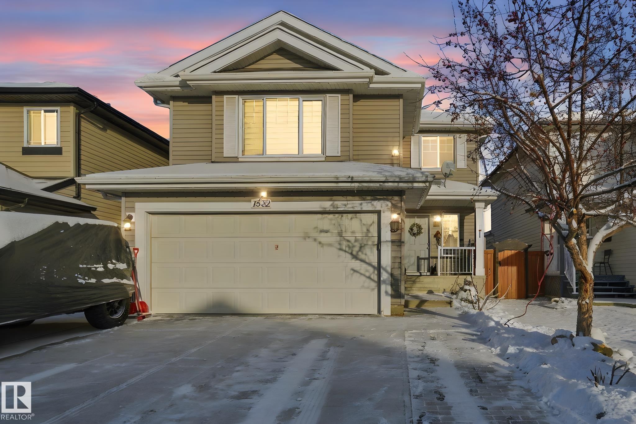 View of front facade with an attached garage and concrete driveway - 1532 37C Avenue, Edmonton, AB - Outdoor