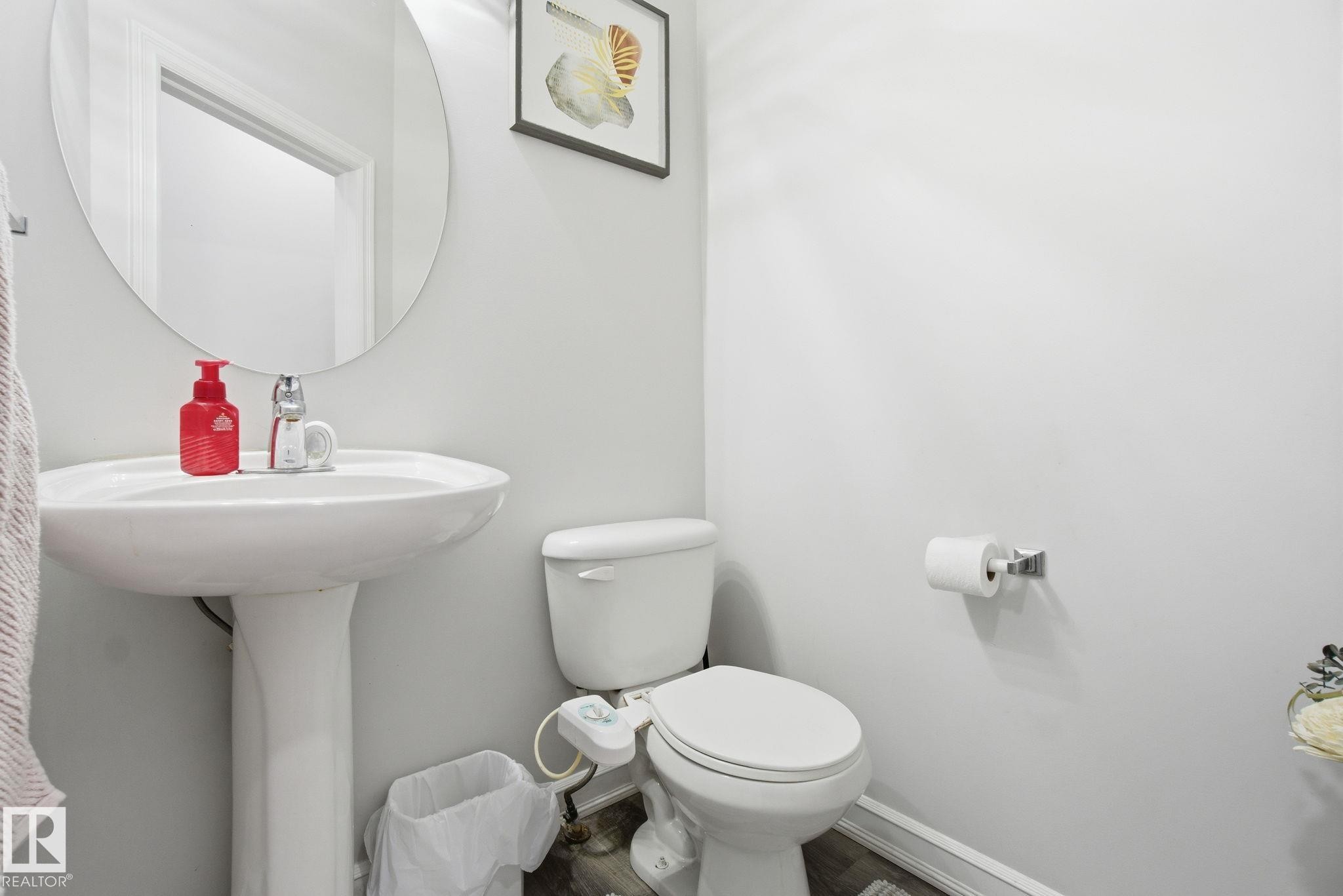 Bathroom with toilet and baseboards - 1532 37C Avenue, Edmonton, AB - Indoor Photo Showing Bathroom
