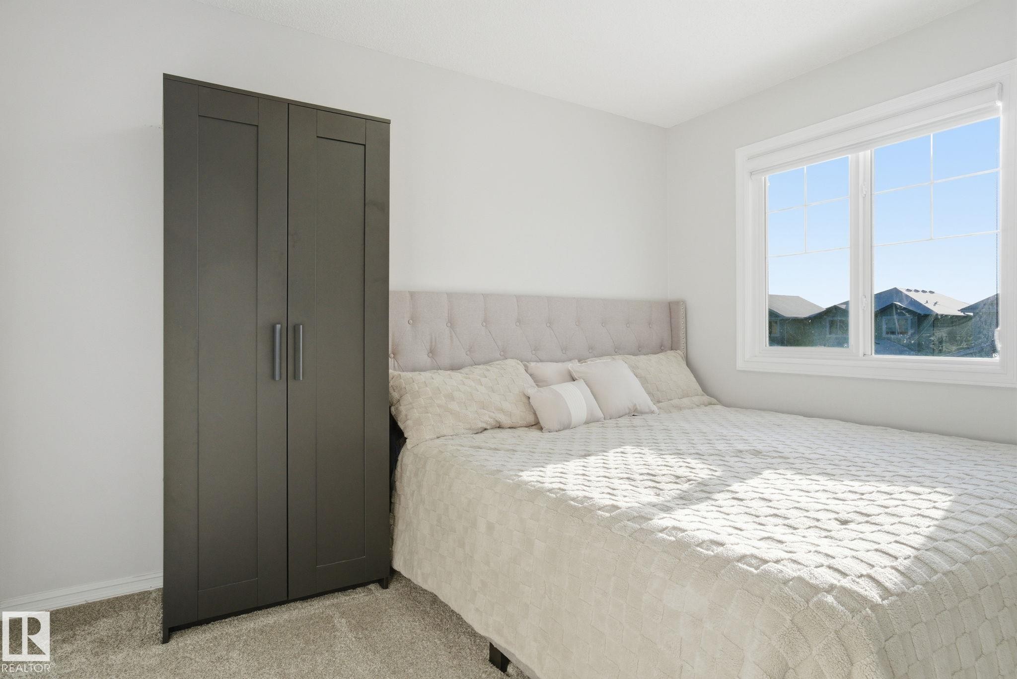 Bedroom with light colored carpet - 1532 37C Avenue, Edmonton, AB - Indoor Photo Showing Bedroom
