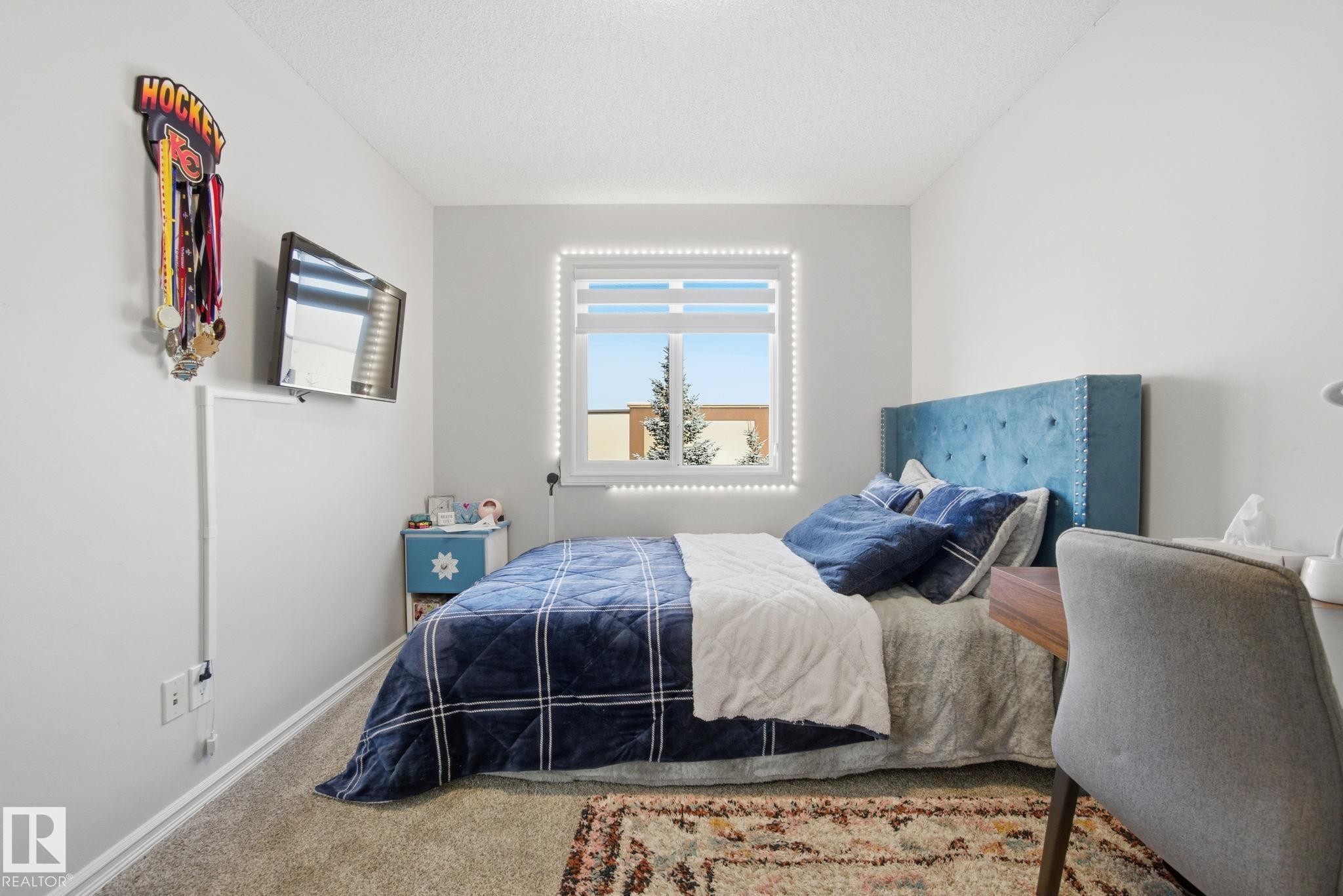 Bedroom featuring carpet flooring and a textured ceiling - 1532 37C Avenue, Edmonton, AB - Indoor Photo Showing Bedroom