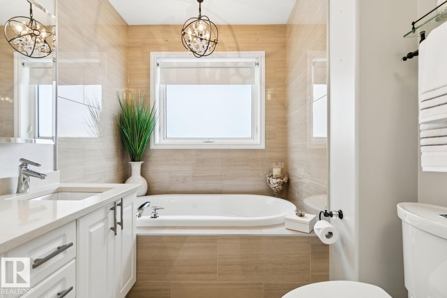 22 Prestige Point(E), Edmonton, AB - Indoor Photo Showing Bathroom