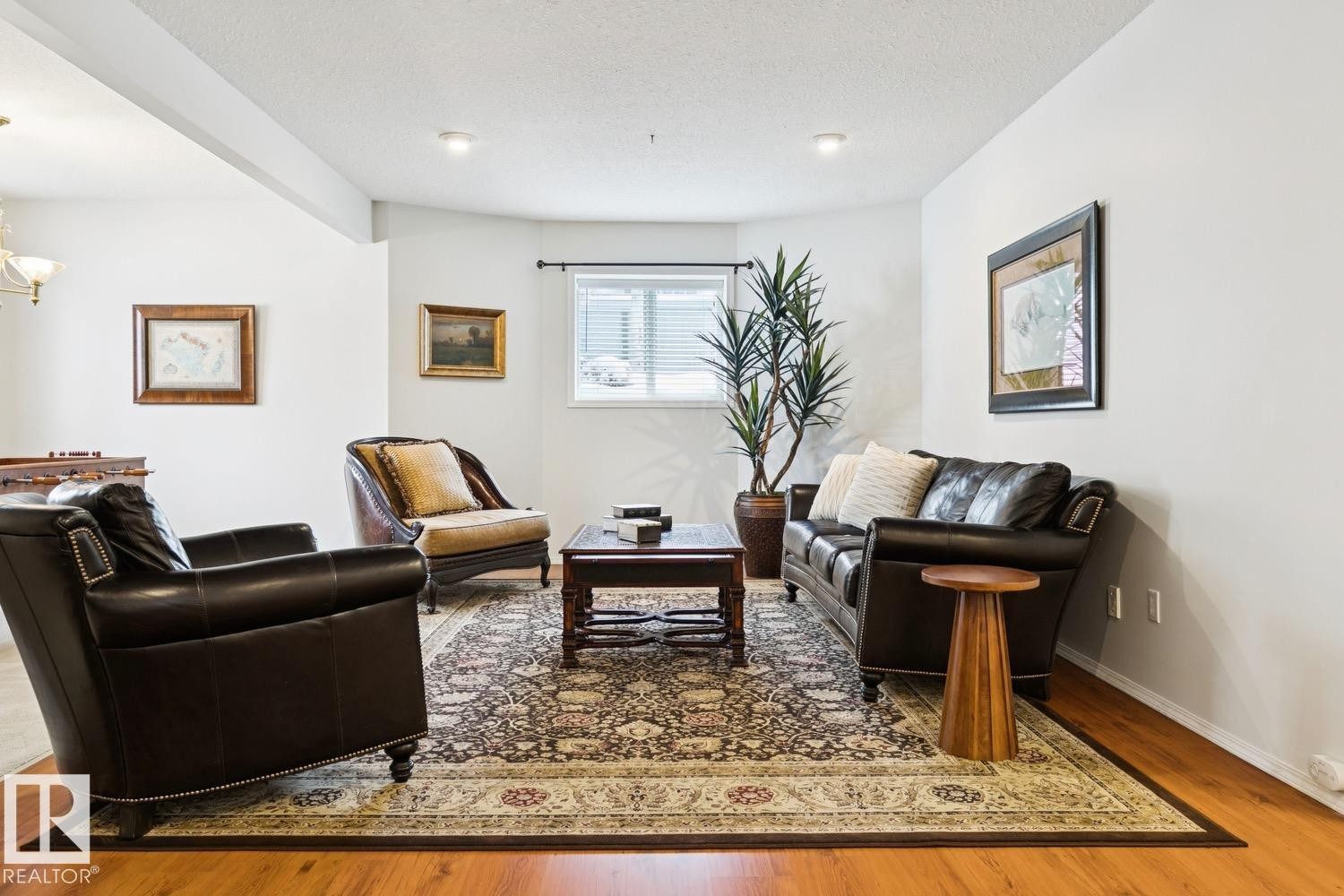 22 Prestige Point(E), Edmonton, AB - Indoor Photo Showing Living Room