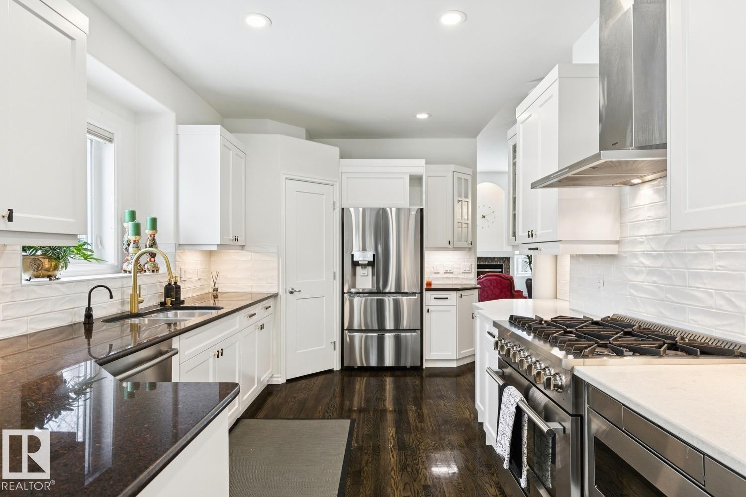 22 Prestige Point(E), Edmonton, AB - Indoor Photo Showing Kitchen With Upgraded Kitchen