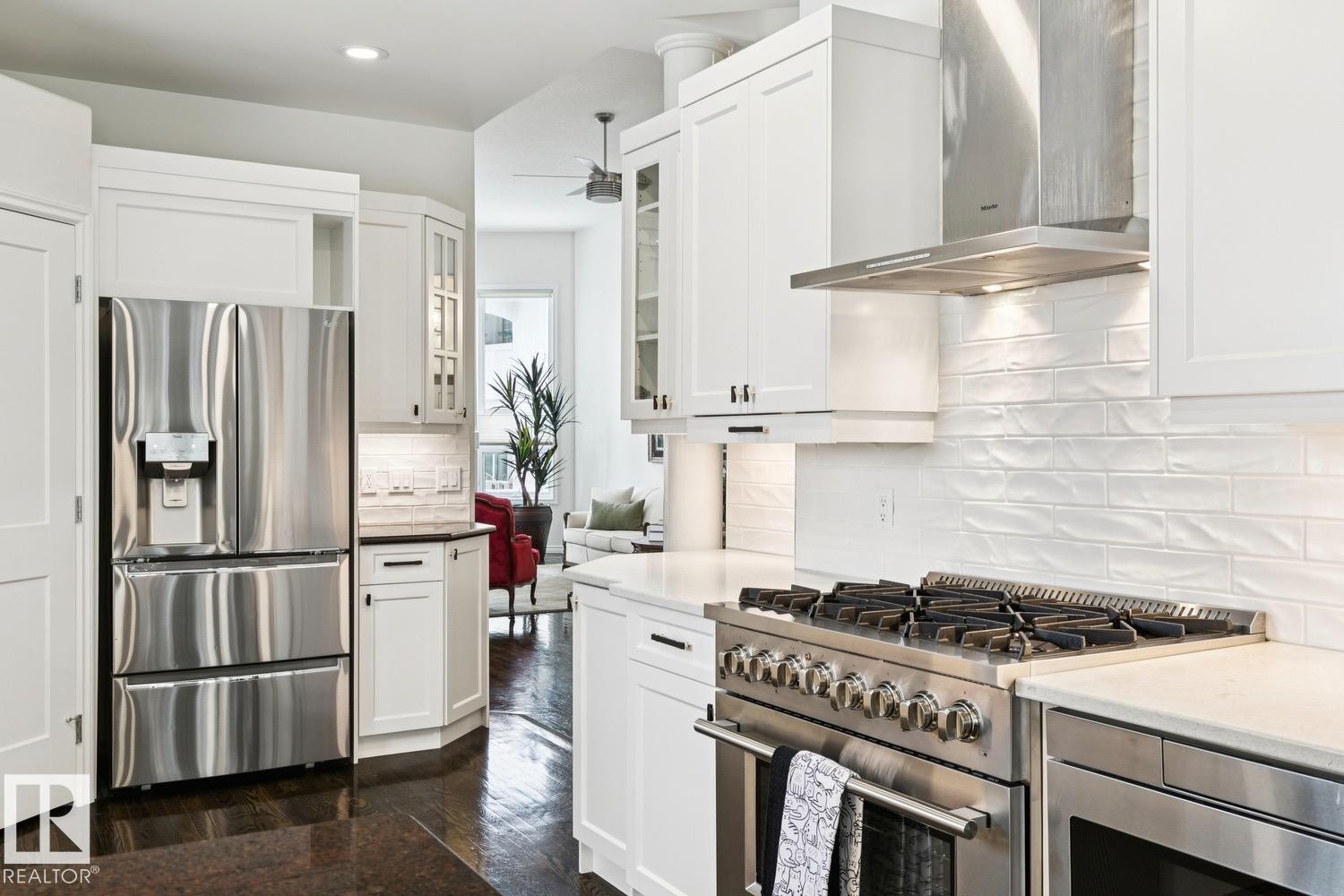 22 Prestige Point(E), Edmonton, AB - Indoor Photo Showing Kitchen With Upgraded Kitchen