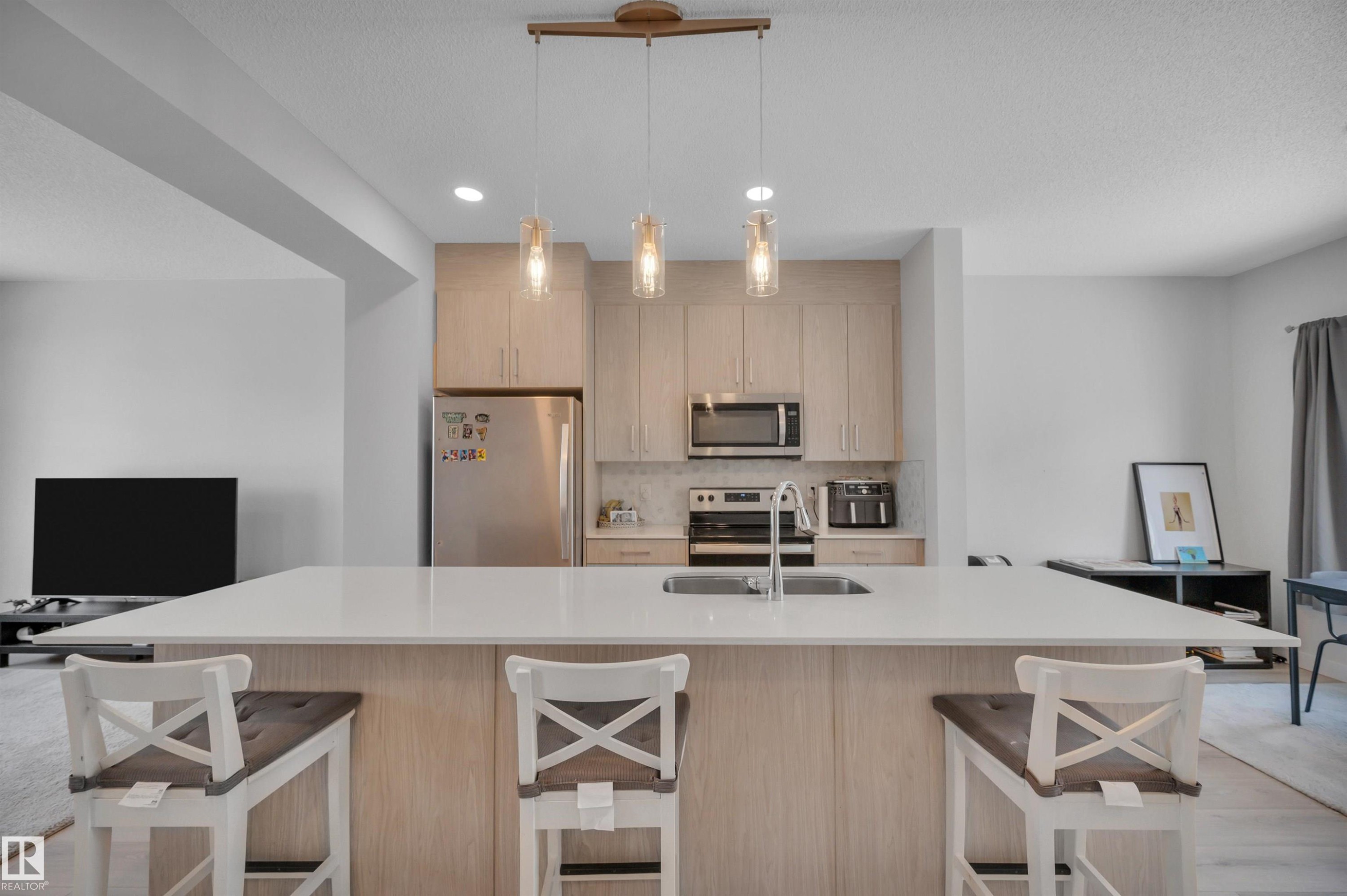 141 804 Welsh Drive, Edmonton, AB - Indoor Photo Showing Kitchen With Upgraded Kitchen