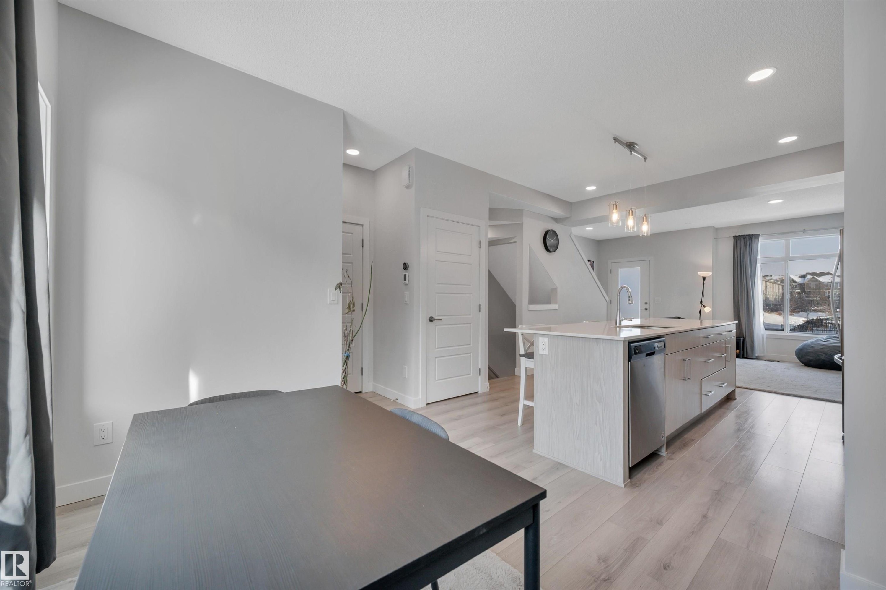 141 804 Welsh Drive, Edmonton, AB - Indoor
