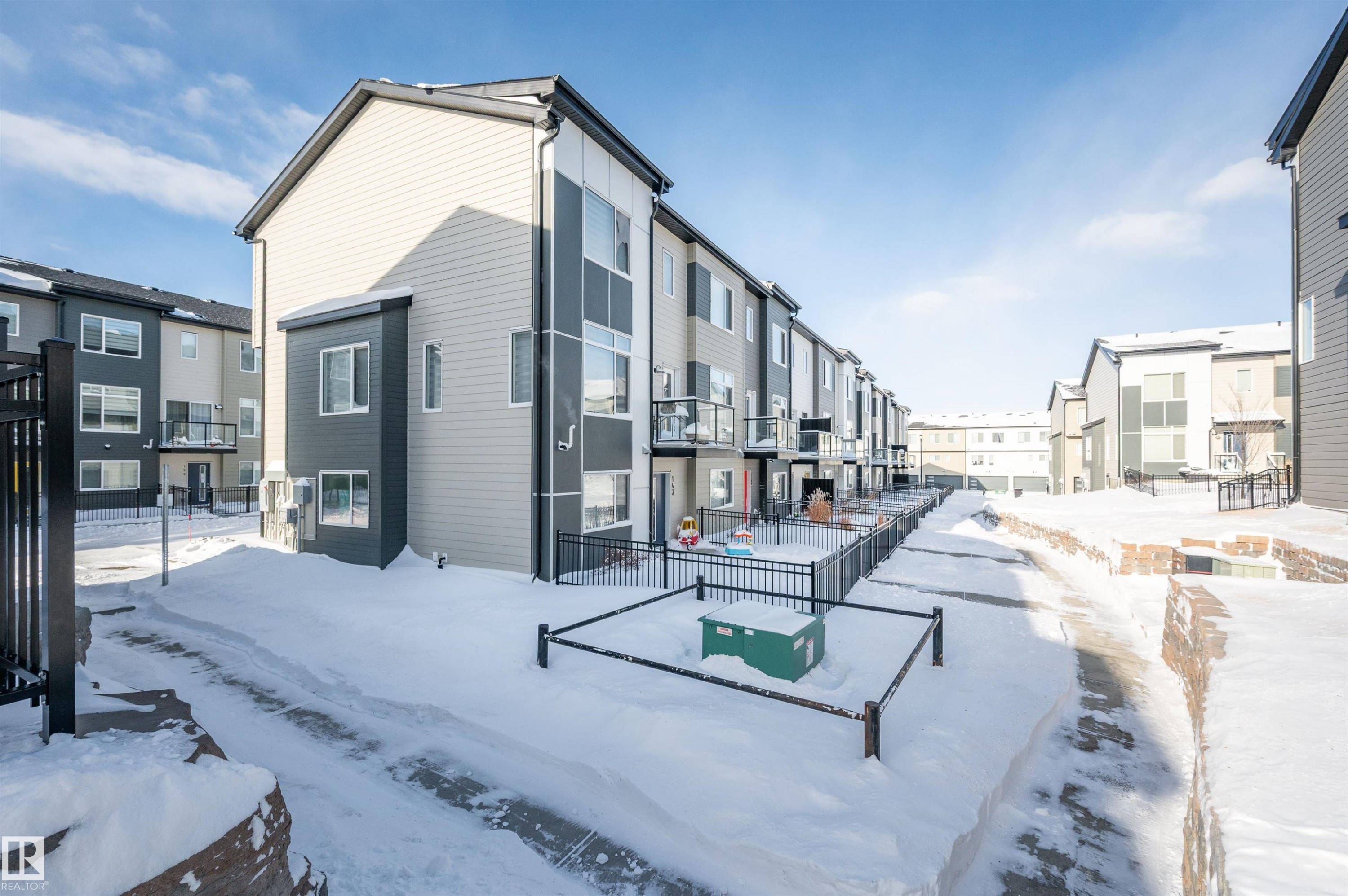 141 804 Welsh Drive, Edmonton, AB - Outdoor