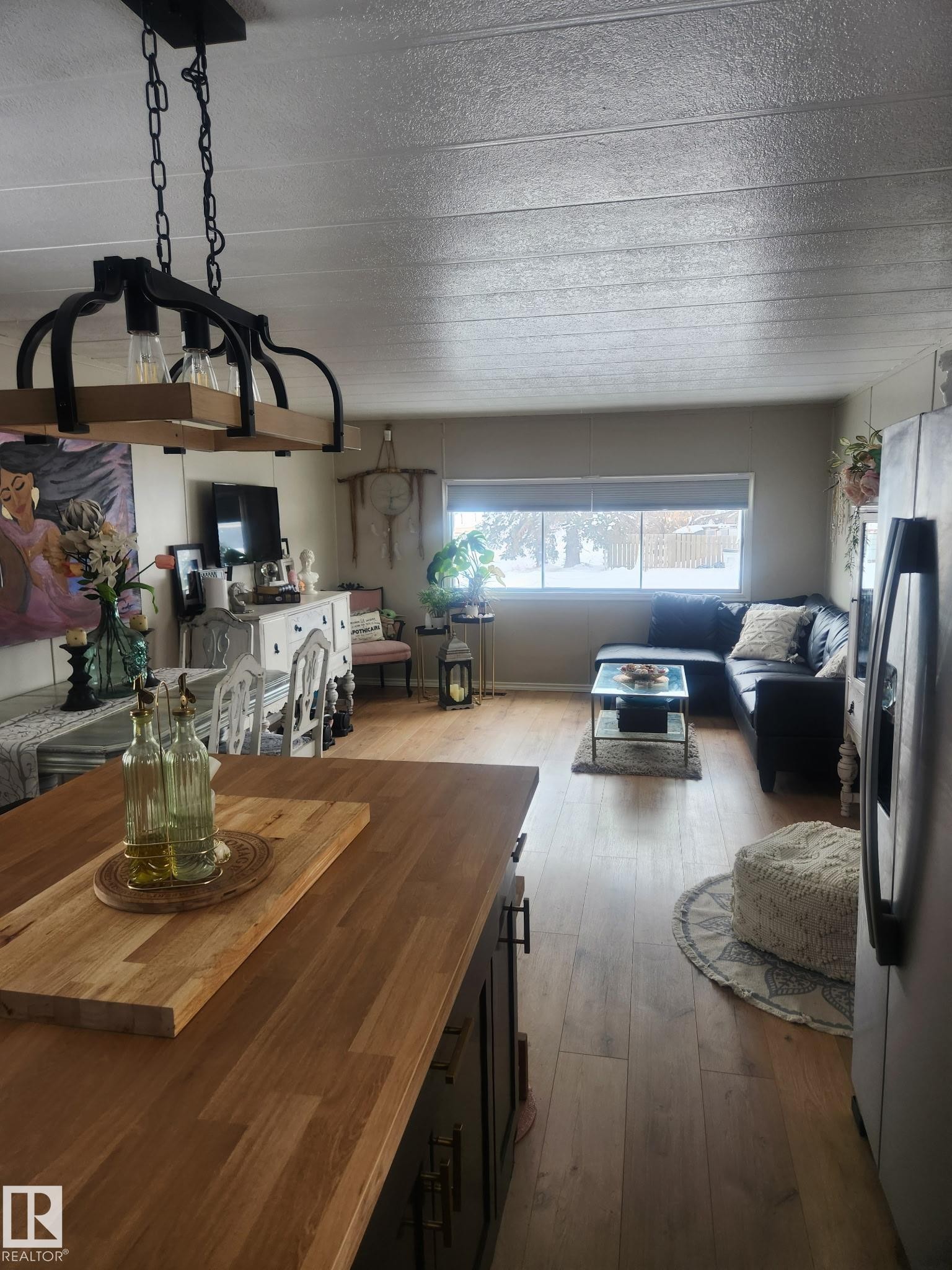 Dining room with dark wood finished floors and a textured ceiling - #44 9501 104 Ave, Westlock, AB - Indoor