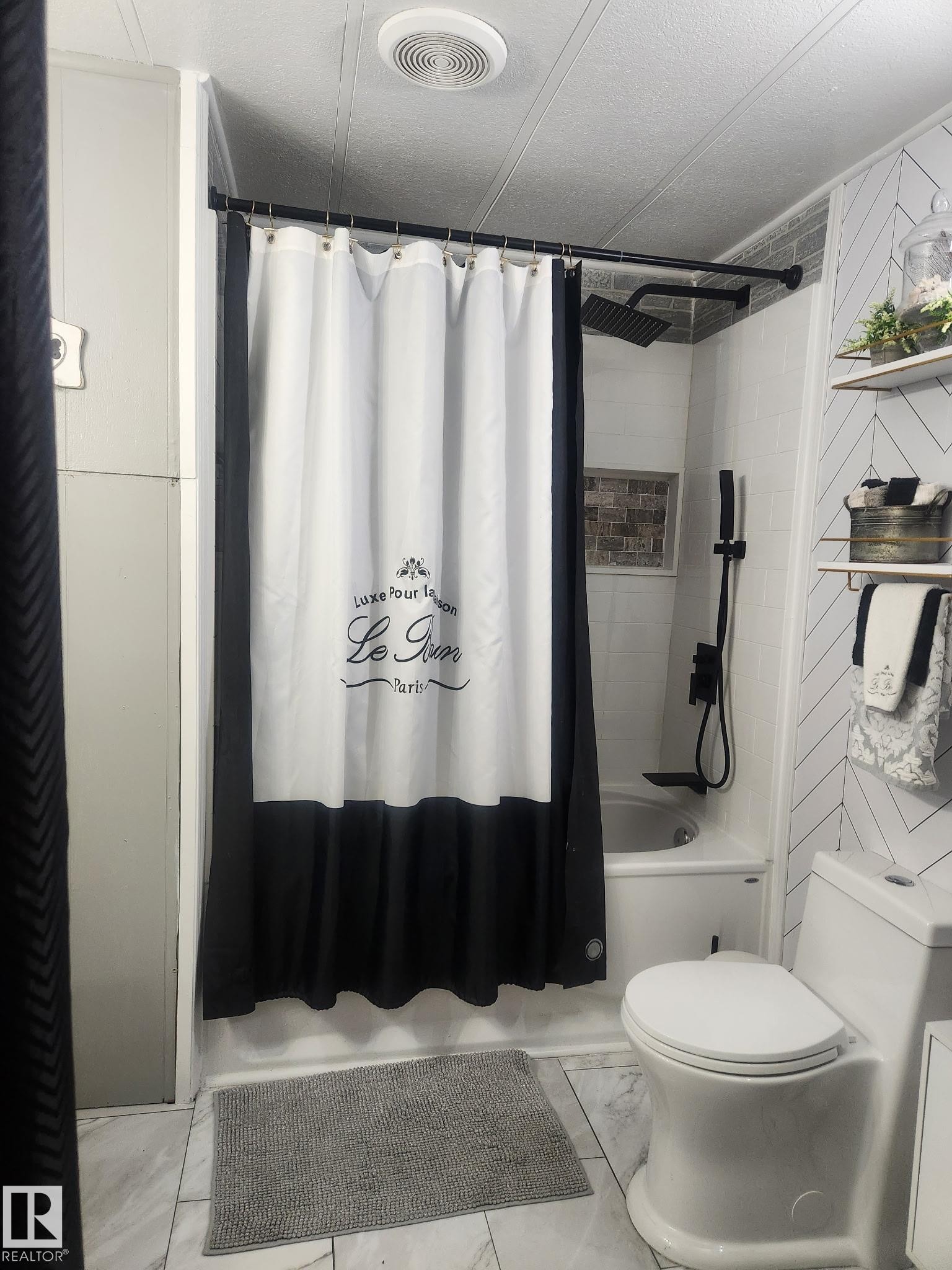 Full bath featuring a textured ceiling and shower / tub combo - #44 9501 104 Ave, Westlock, AB - Indoor Photo Showing Bathroom