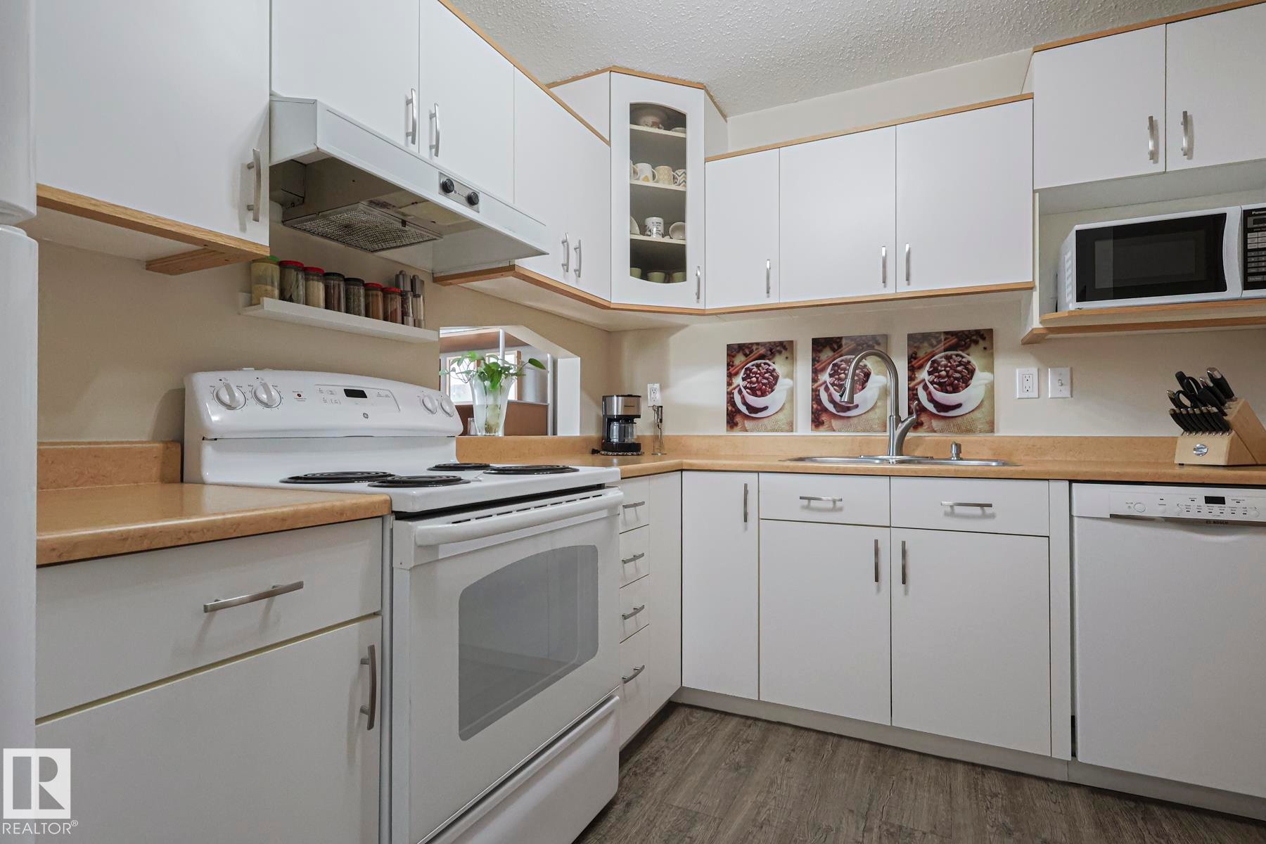 6 3839 76 Street, Edmonton, AB - Indoor Photo Showing Kitchen With Double Sink