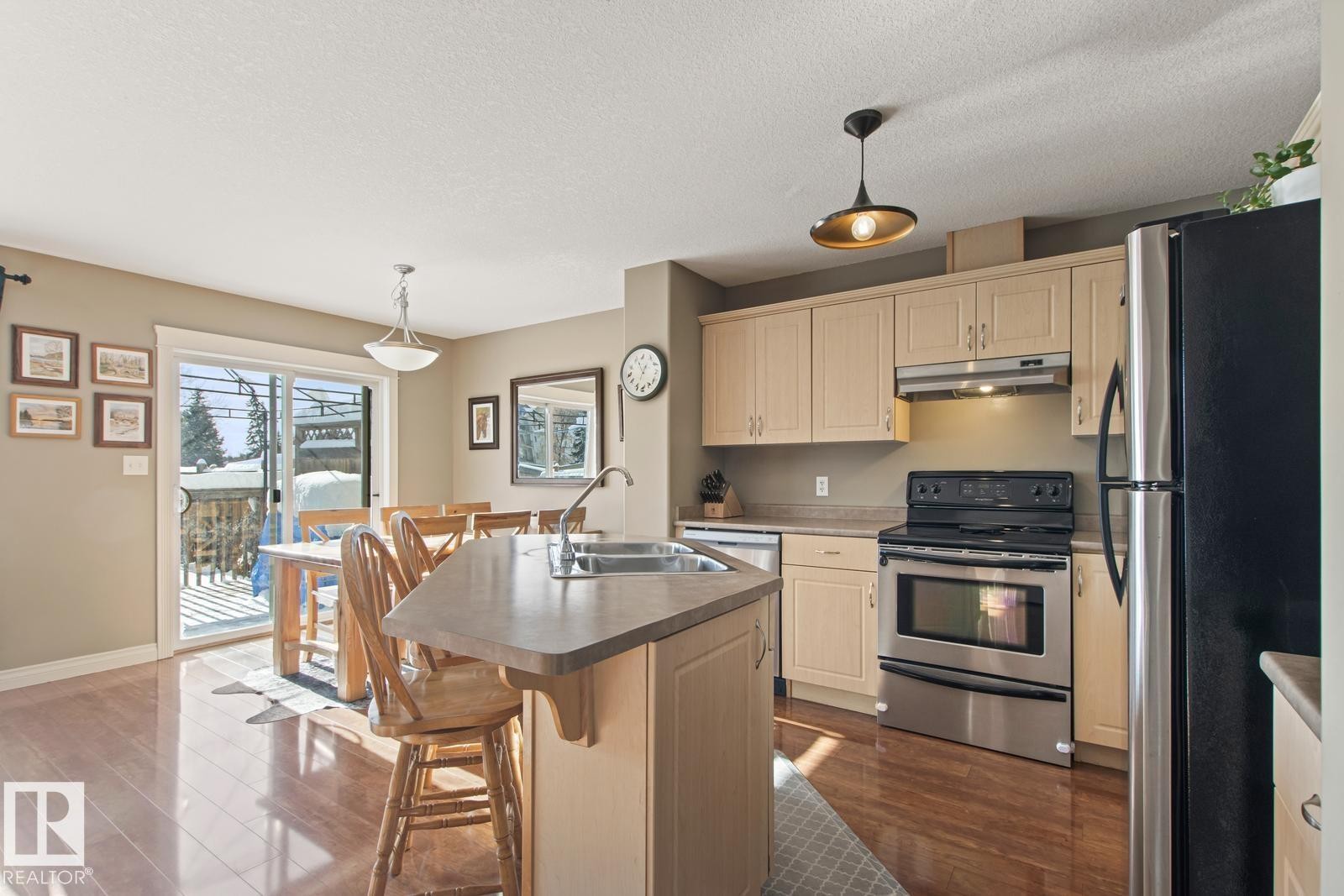 50 Meridian Loop, Stony Plain, AB - Indoor Photo Showing Kitchen With Double Sink