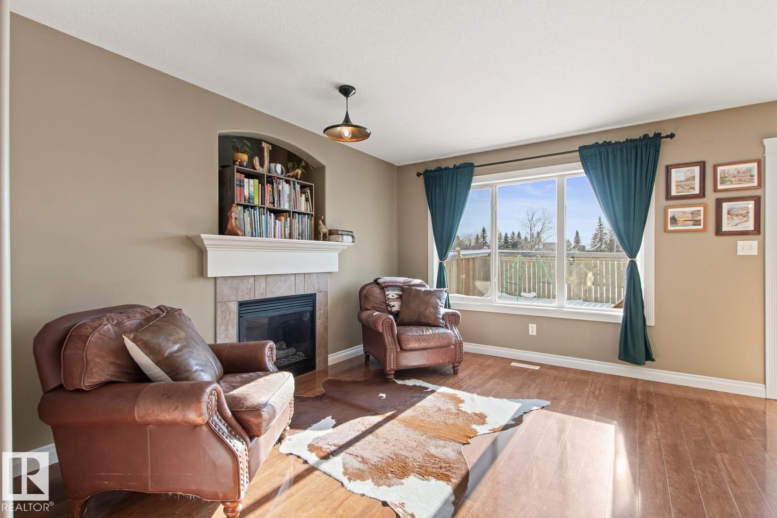 50 Meridian Loop, Stony Plain, AB - Indoor Photo Showing Living Room With Fireplace