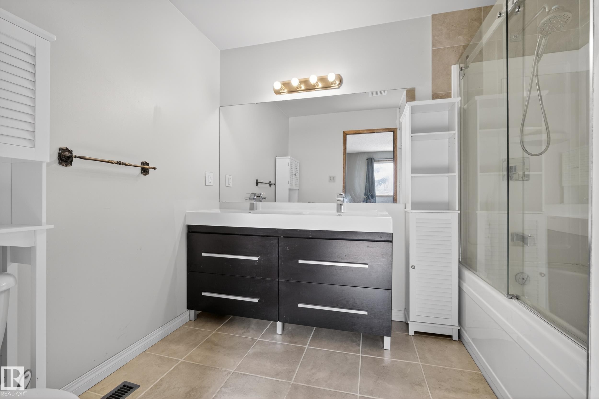 3801 33 Avenue, Leduc, AB - Indoor Photo Showing Bathroom