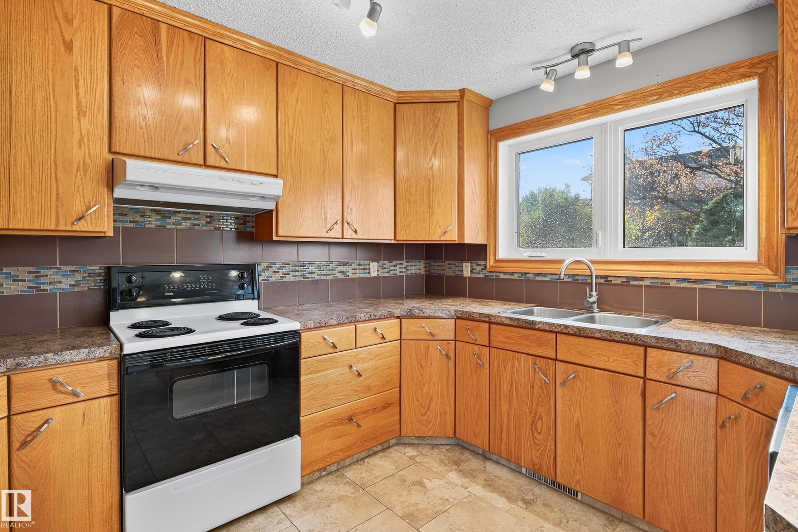 3917 43 Avenue, Leduc, AB - Indoor Photo Showing Kitchen With Double Sink