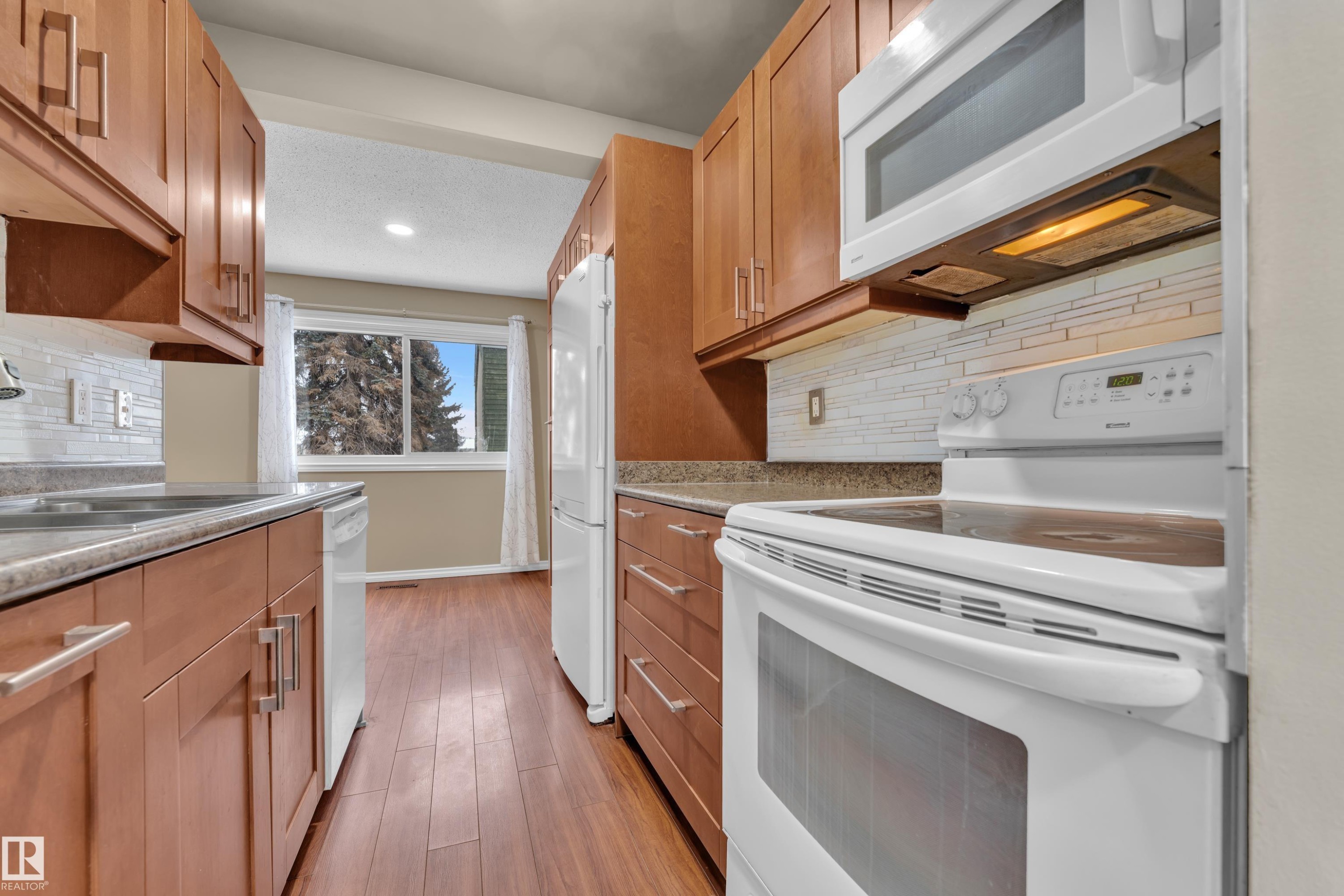 896 Abbottsfield Road Nw, Edmonton, AB - Indoor Photo Showing Kitchen With Double Sink