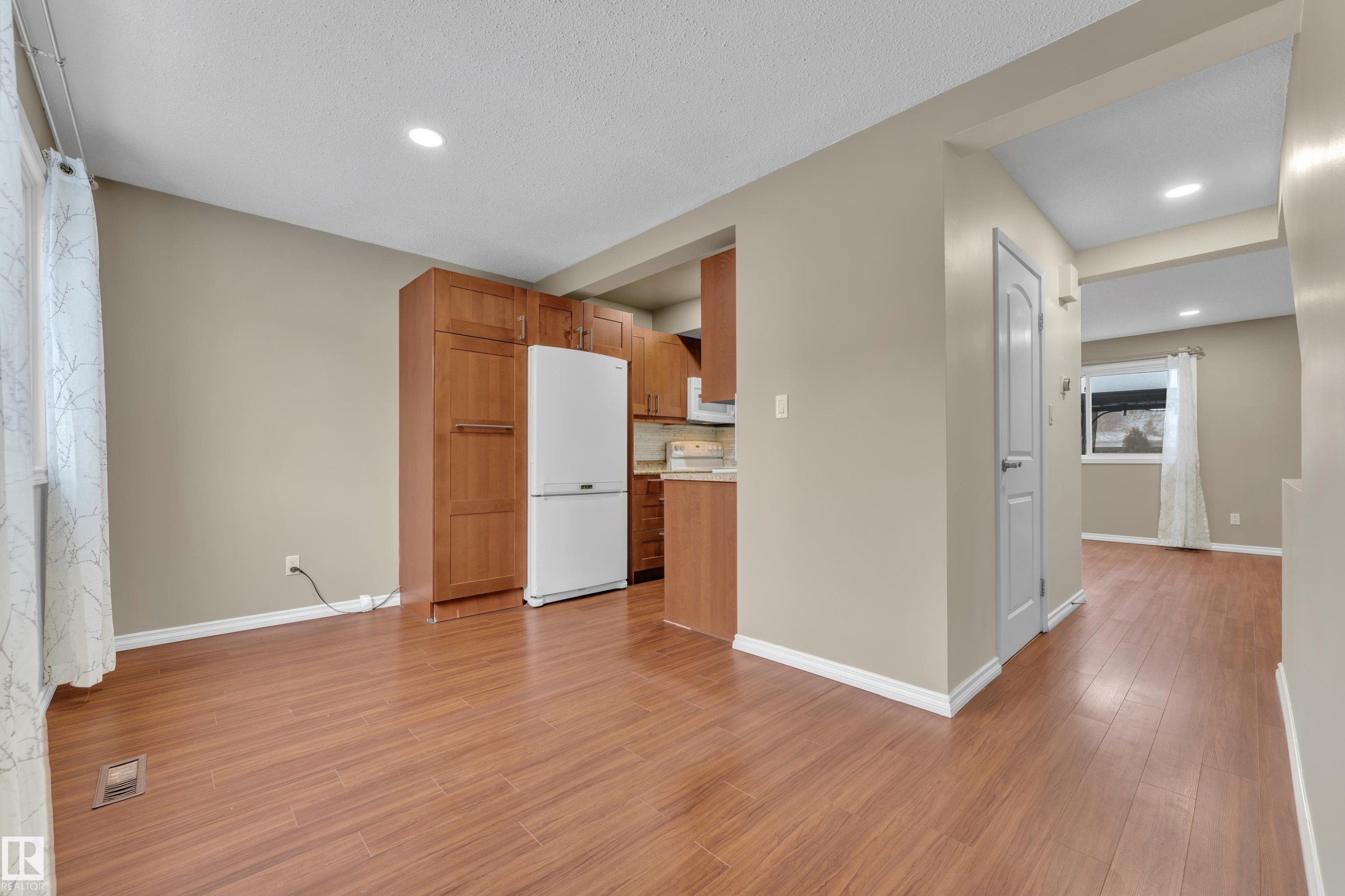 896 Abbottsfield Road Nw, Edmonton, AB - Indoor