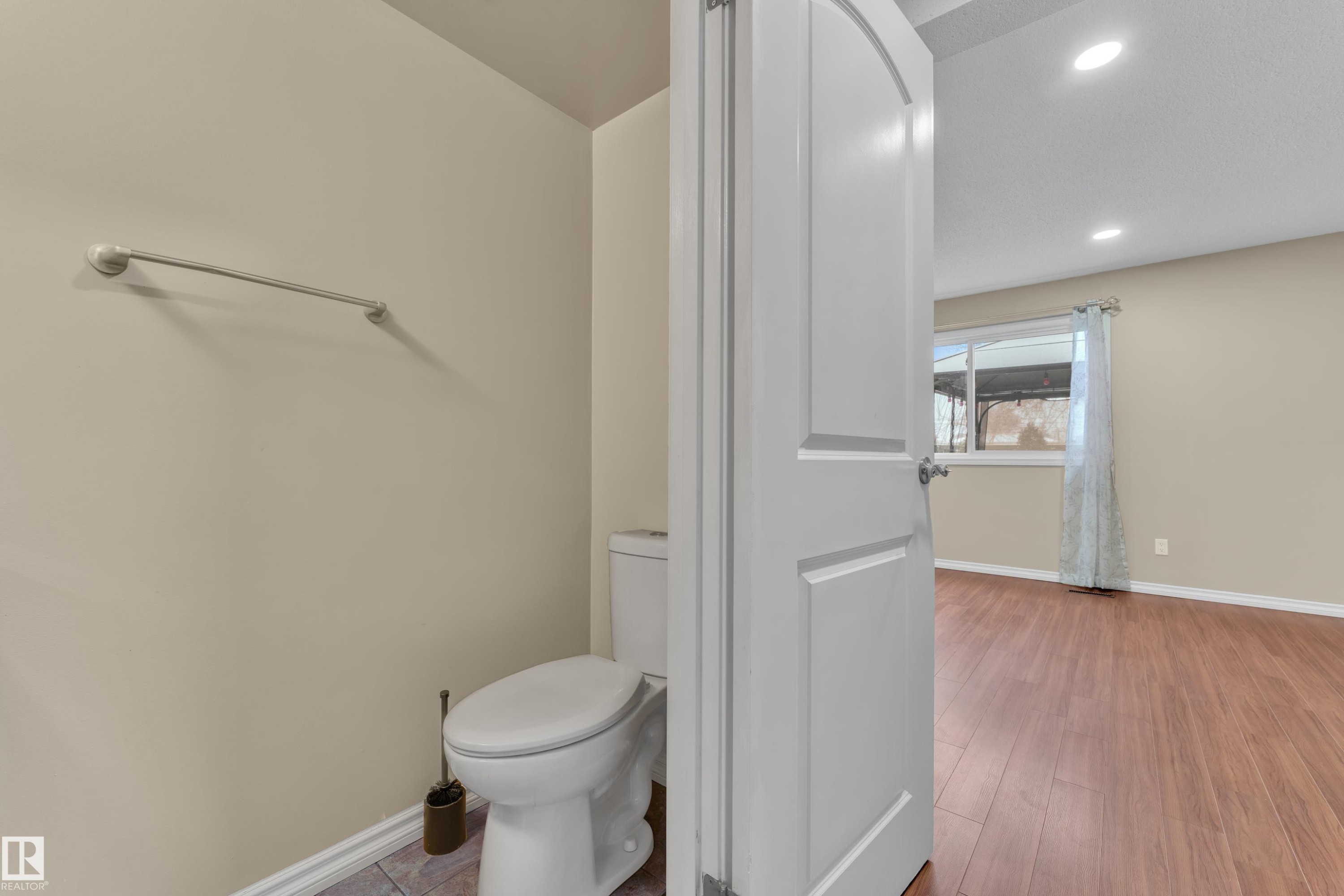 896 Abbottsfield Road Nw, Edmonton, AB - Indoor Photo Showing Bathroom