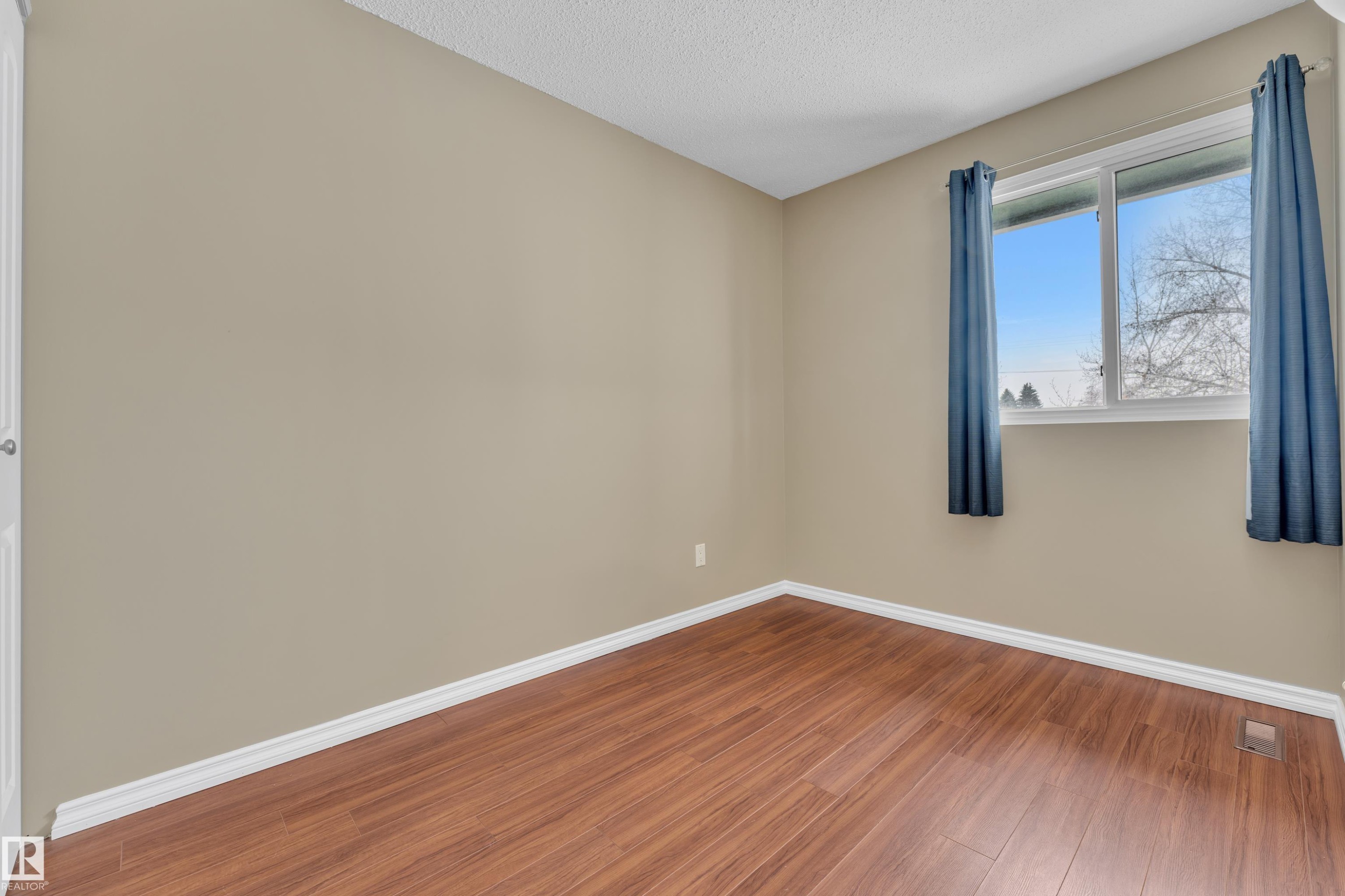 896 Abbottsfield Road Nw, Edmonton, AB - Indoor Photo Showing Other Room