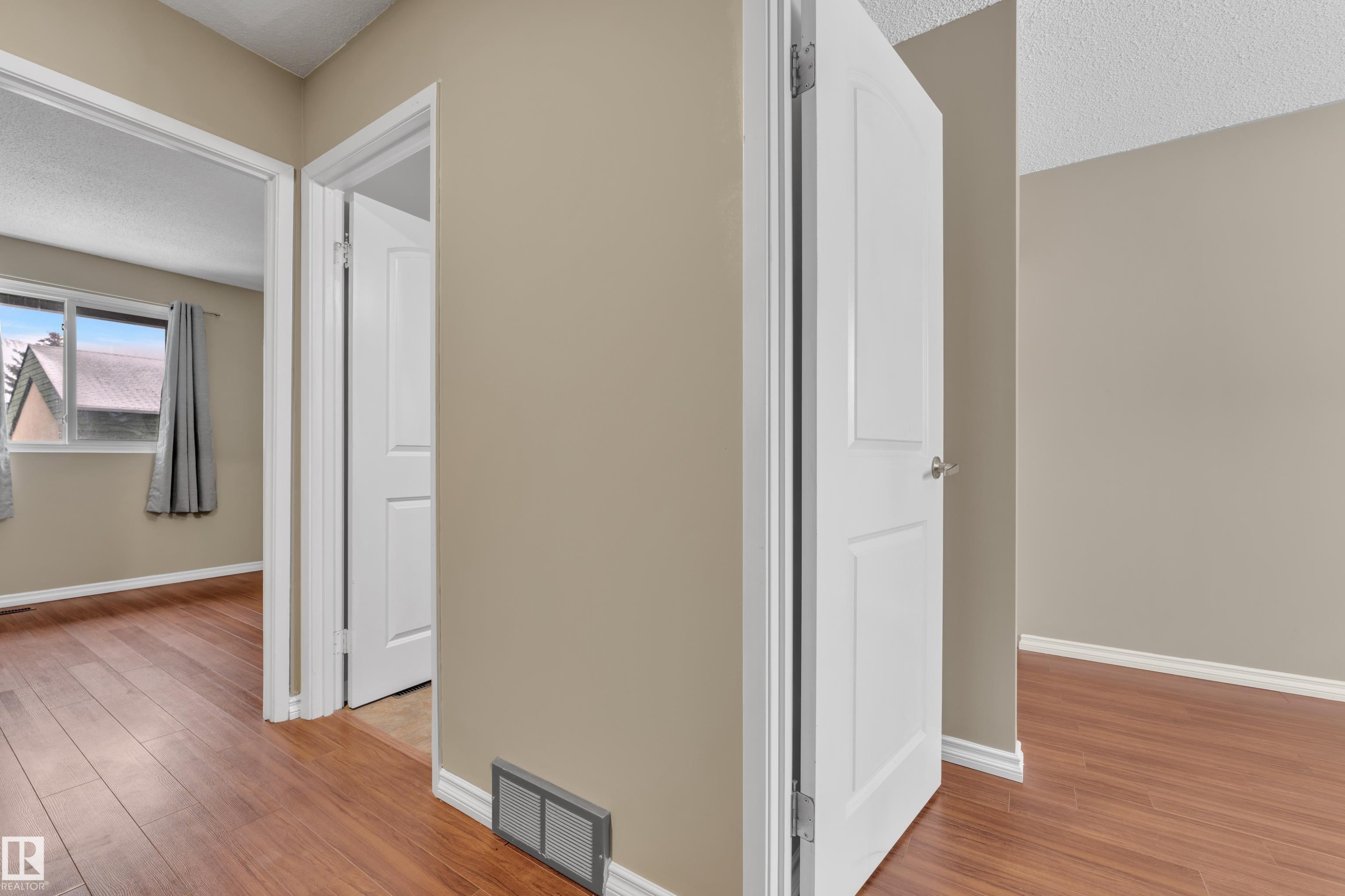 896 Abbottsfield Road Nw, Edmonton, AB - Indoor Photo Showing Other Room