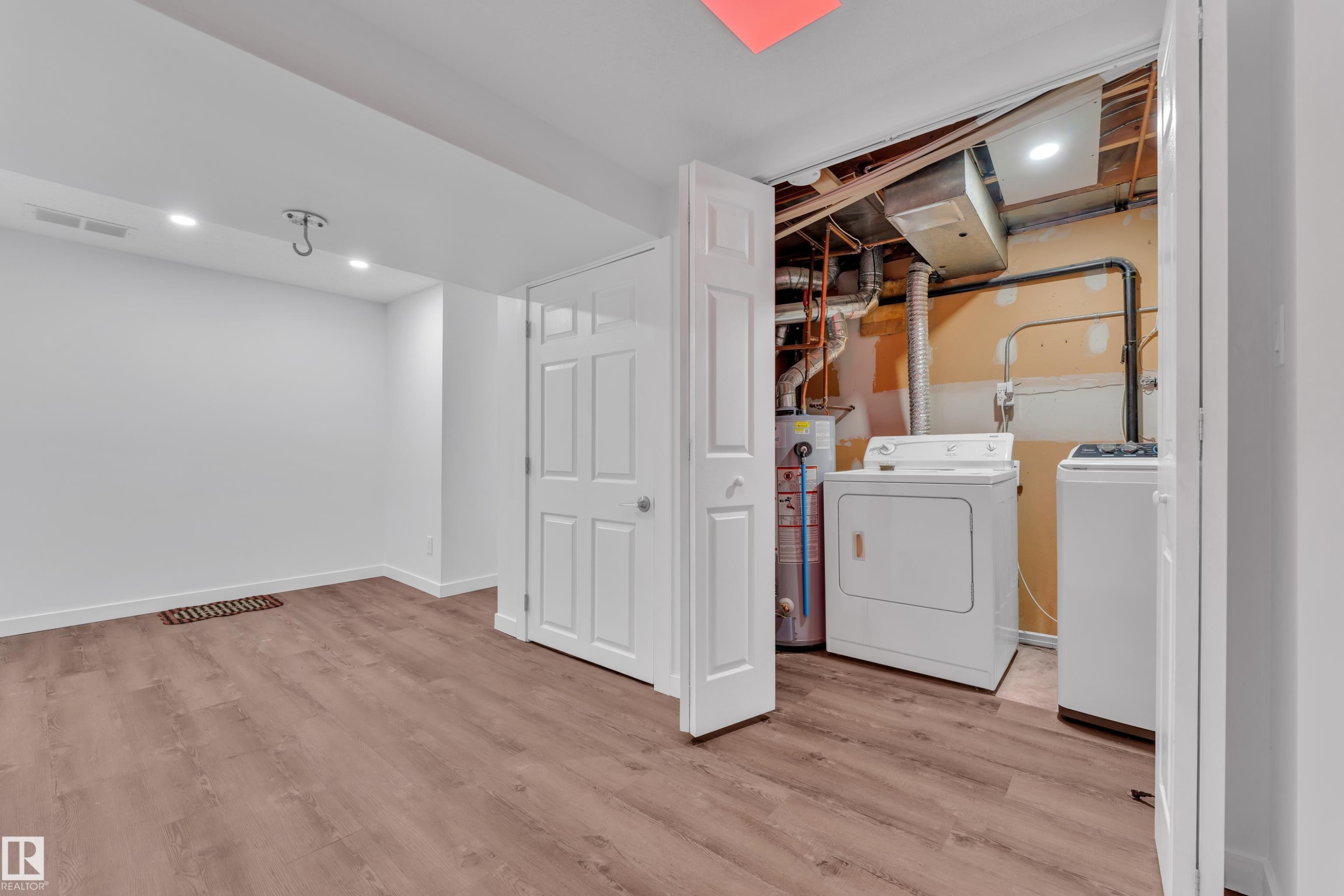 896 Abbottsfield Road Nw, Edmonton, AB - Indoor Photo Showing Laundry Room