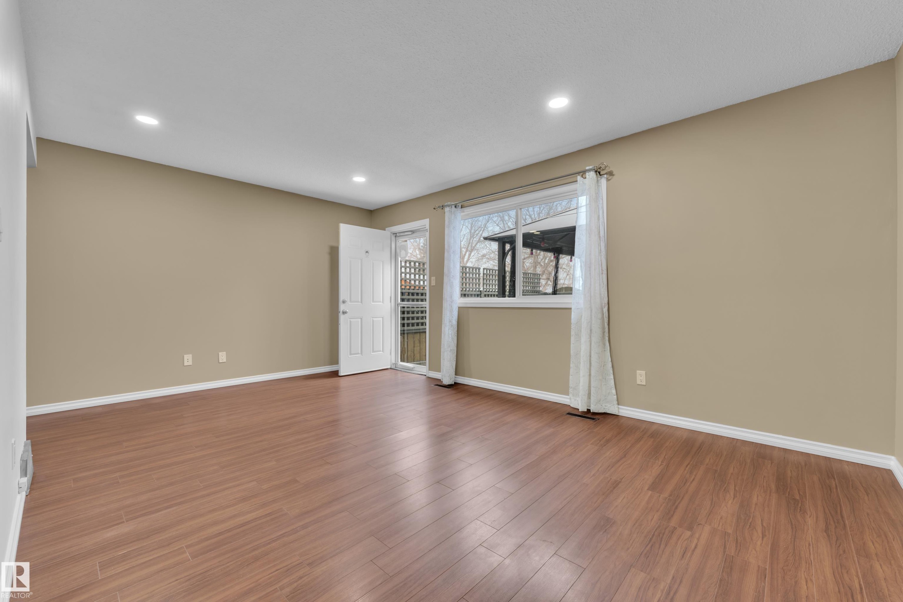 896 Abbottsfield Road Nw, Edmonton, AB - Indoor Photo Showing Other Room