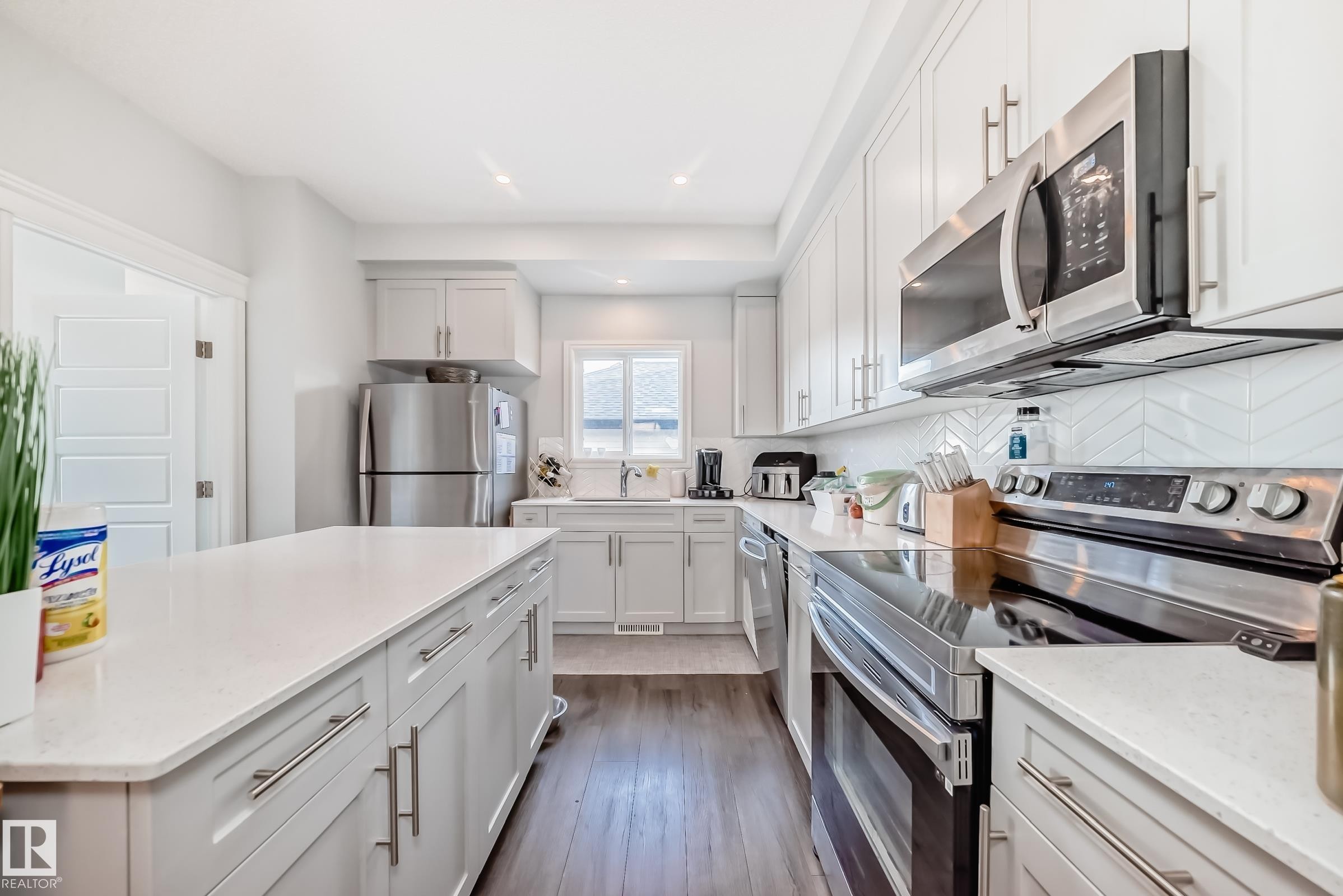 2 Southpointe Boulevard, Fort Saskatchewan, AB - Indoor Photo Showing Kitchen