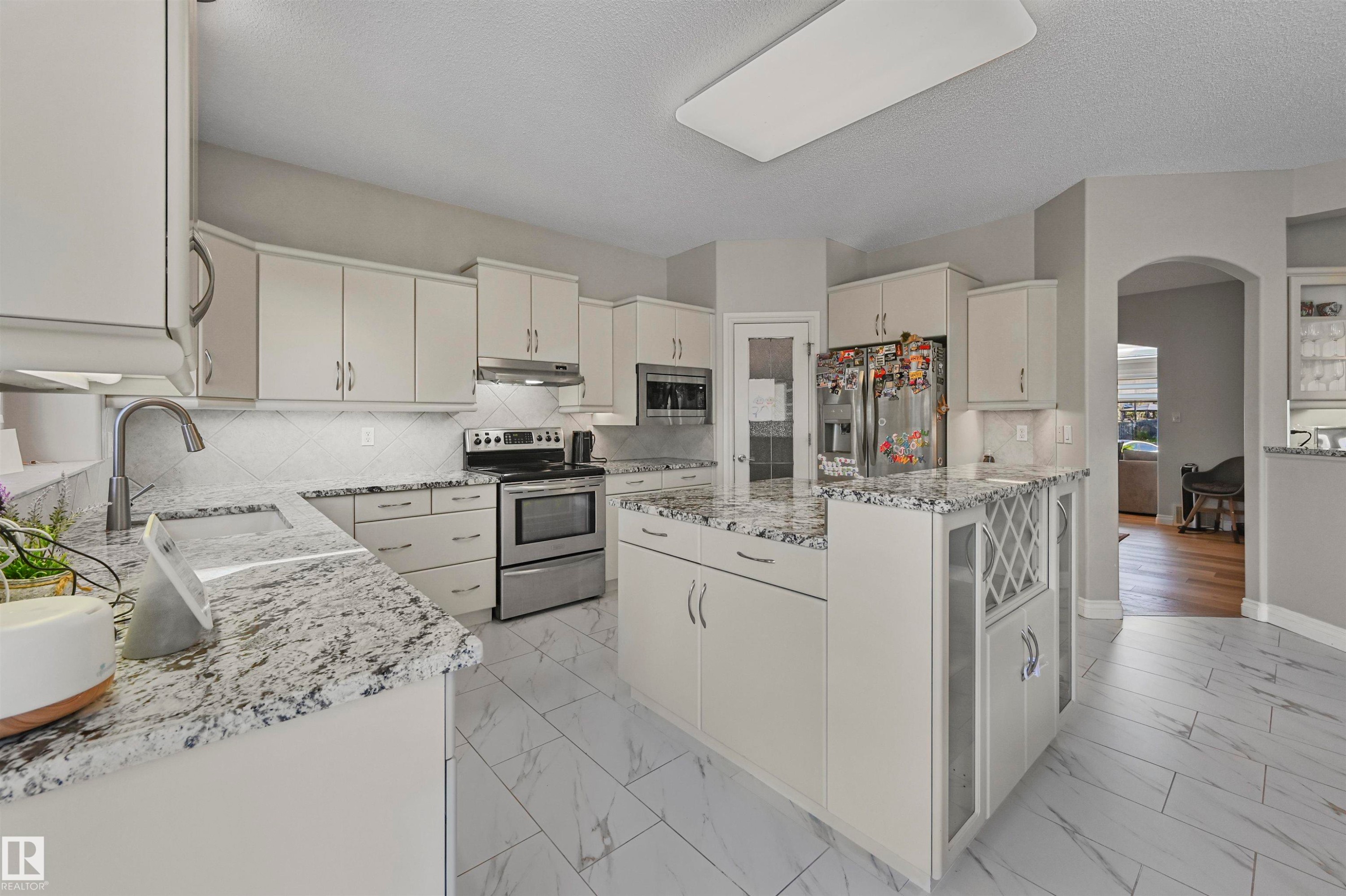 1516 Thorogood Close, Edmonton, AB - Indoor Photo Showing Kitchen With Upgraded Kitchen