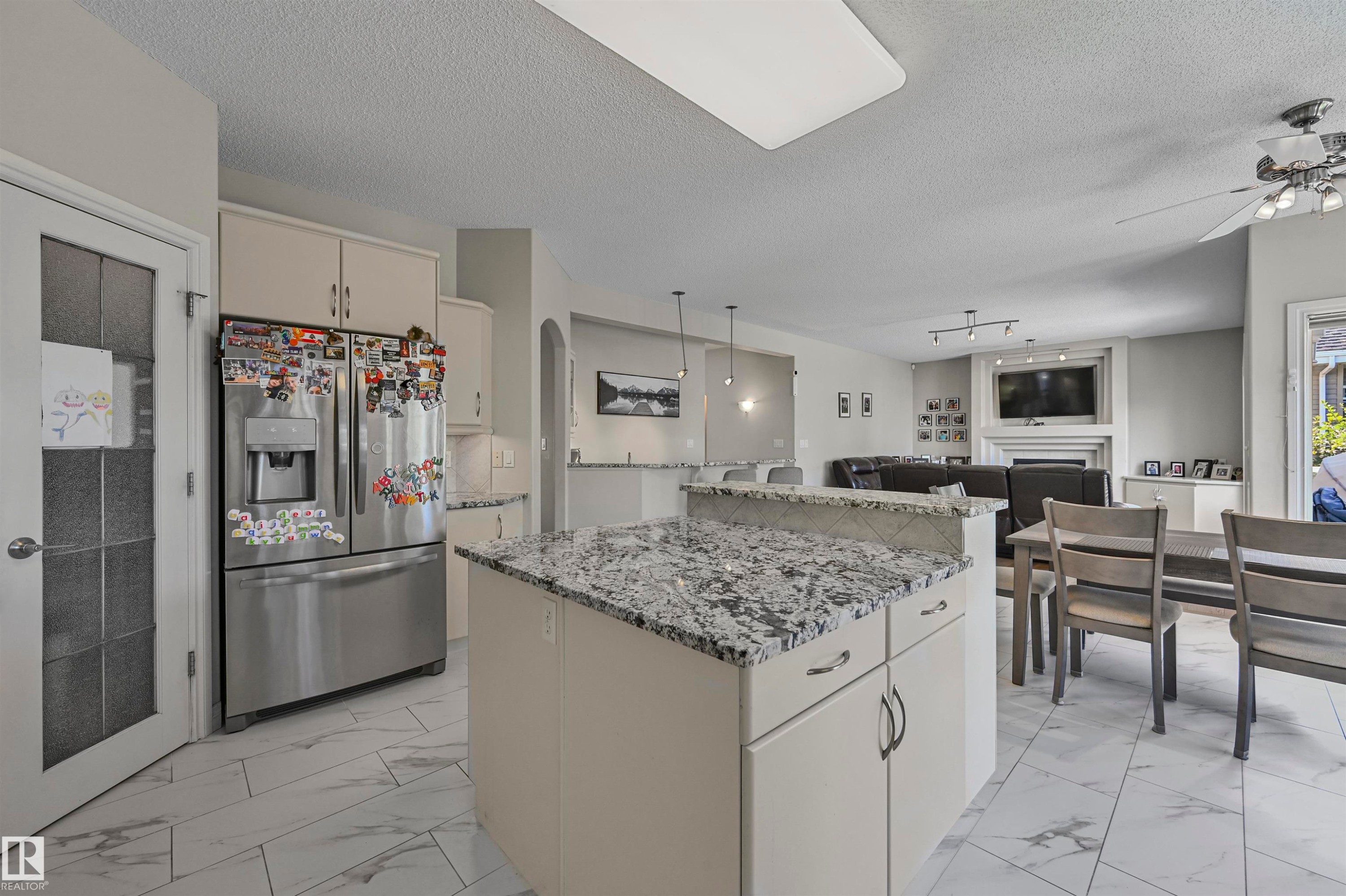 1516 Thorogood Close, Edmonton, AB - Indoor Photo Showing Kitchen With Upgraded Kitchen