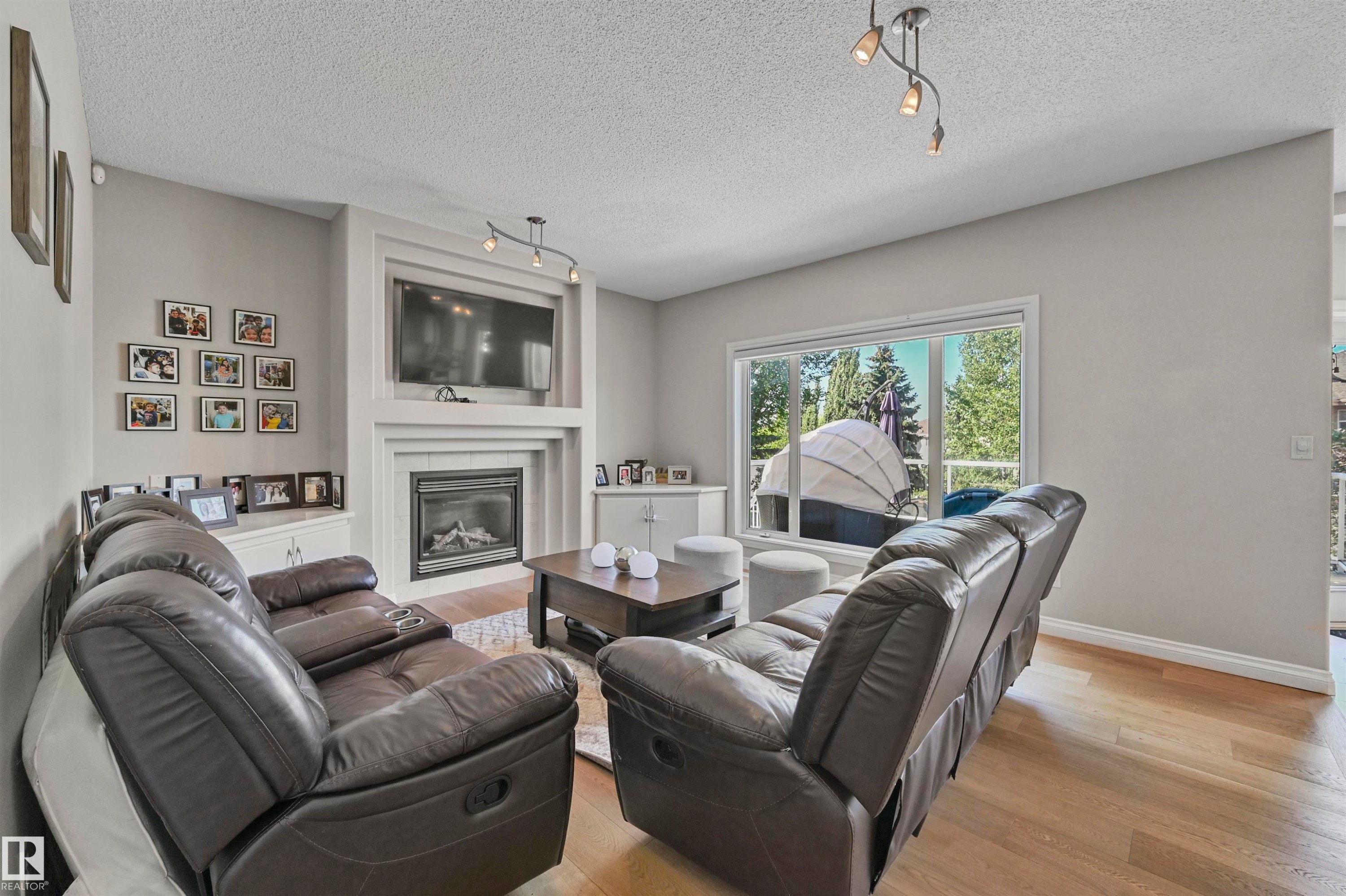 1516 Thorogood Close, Edmonton, AB - Indoor Photo Showing Living Room With Fireplace