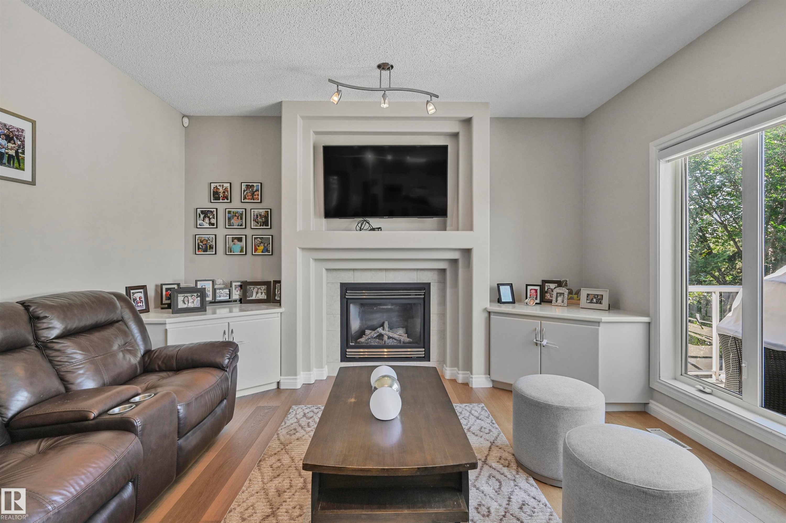 1516 Thorogood Close, Edmonton, AB - Indoor Photo Showing Living Room With Fireplace