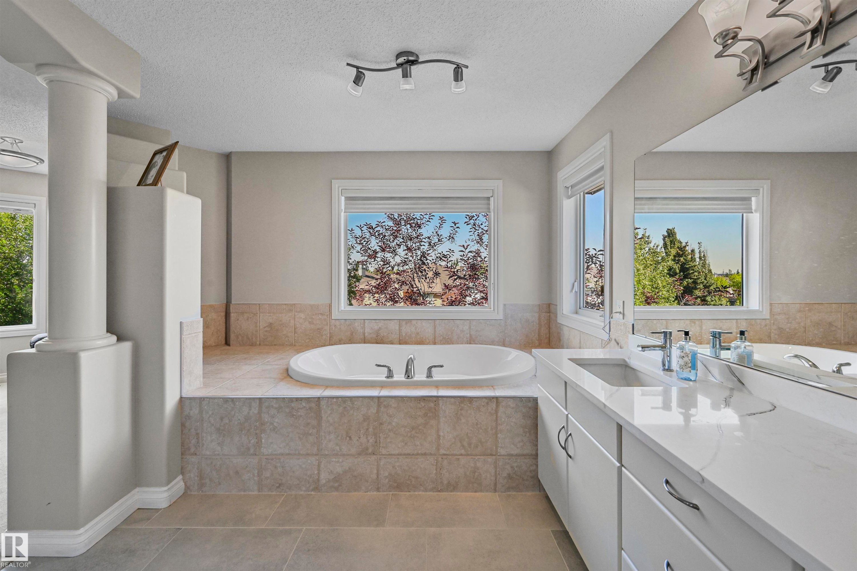 1516 Thorogood Close, Edmonton, AB - Indoor Photo Showing Bathroom