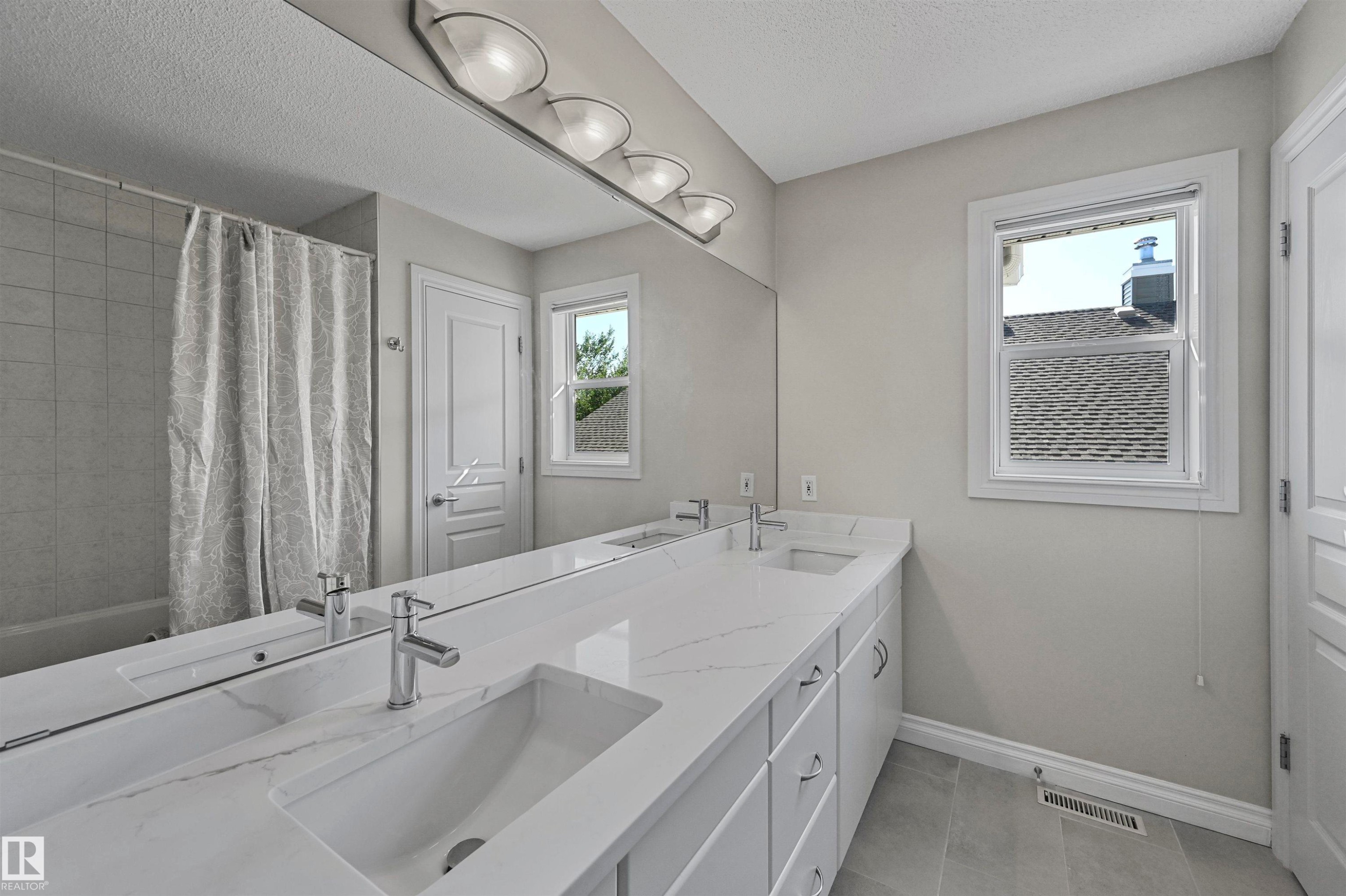 1516 Thorogood Close, Edmonton, AB - Indoor Photo Showing Bathroom