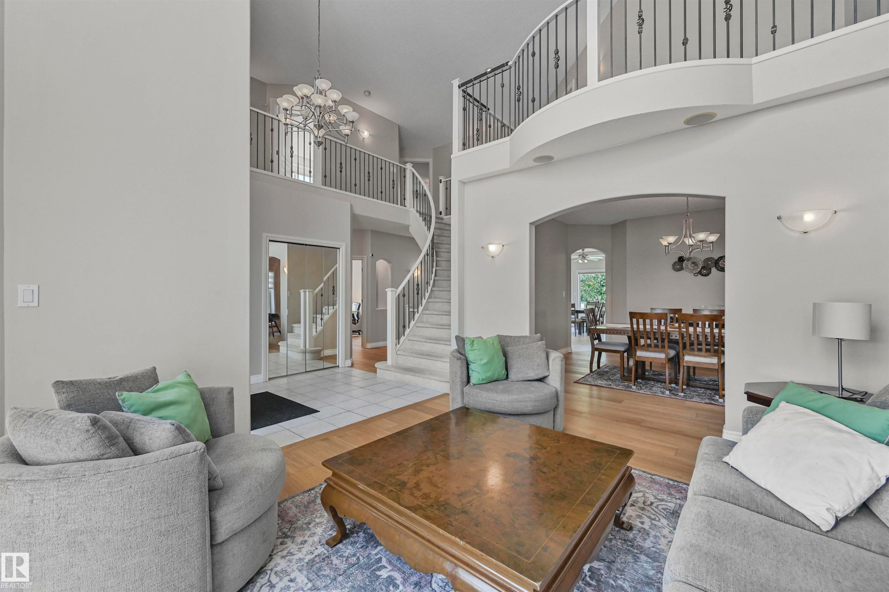 1516 Thorogood Close, Edmonton, AB - Indoor Photo Showing Living Room