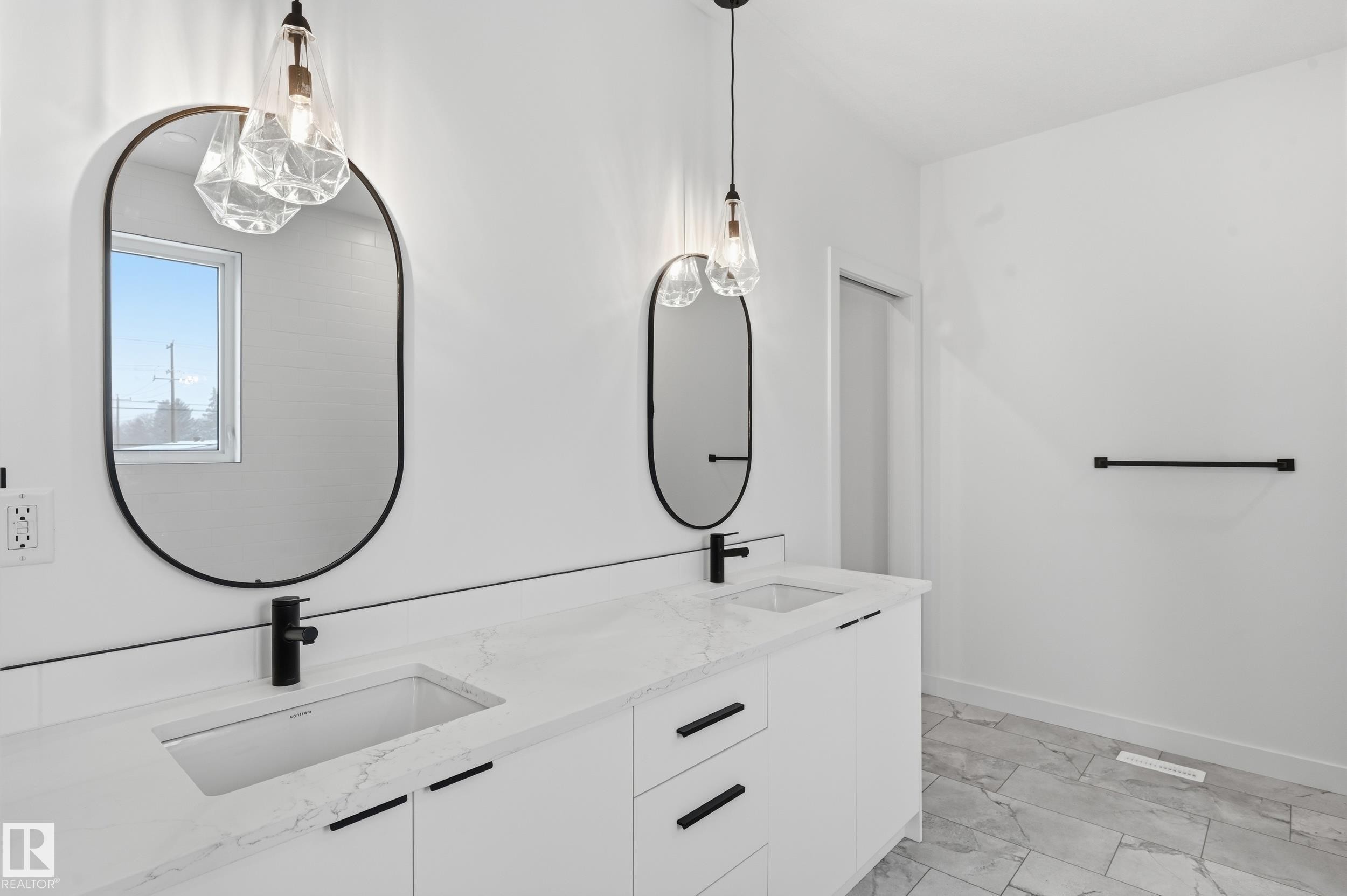 11121 51 Street, Edmonton, AB - Indoor