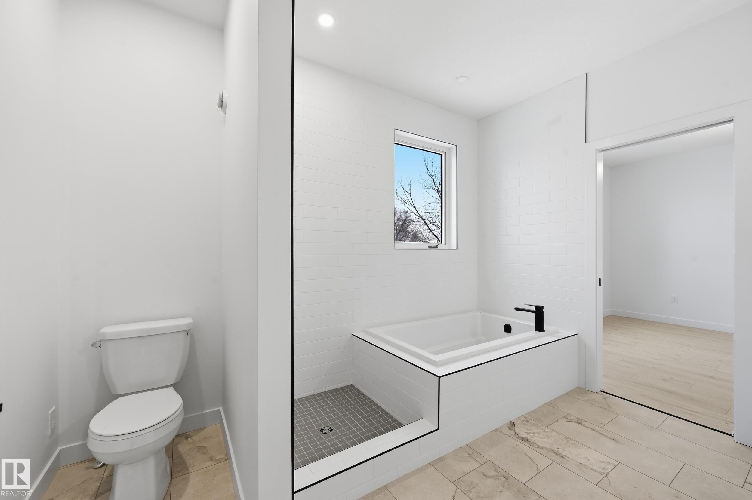 11121 51 Street, Edmonton, AB - Indoor Photo Showing Bathroom