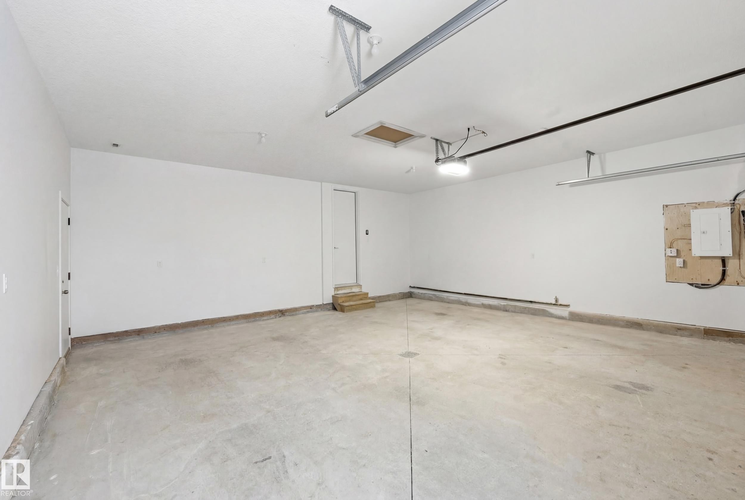 11121 51 Street, Edmonton, AB - Indoor Photo Showing Garage