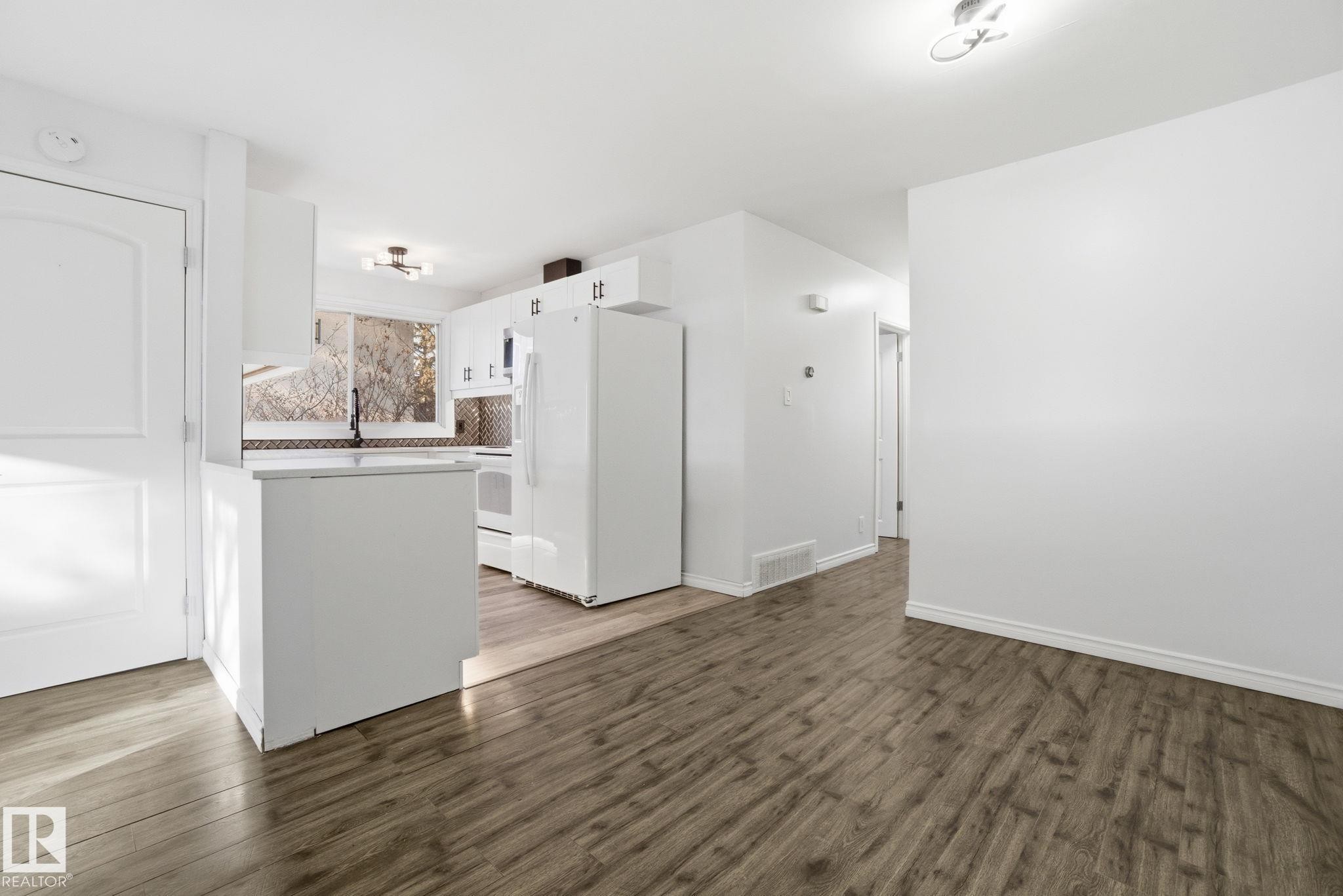 8064 Argyll Rd, Edmonton, AB - Indoor