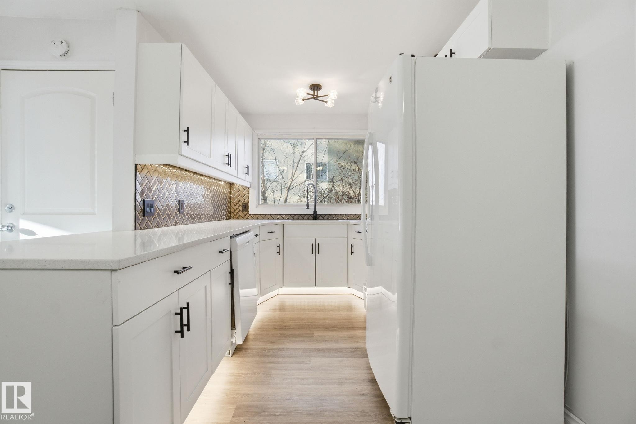 8064 Argyll Rd, Edmonton, AB - Indoor