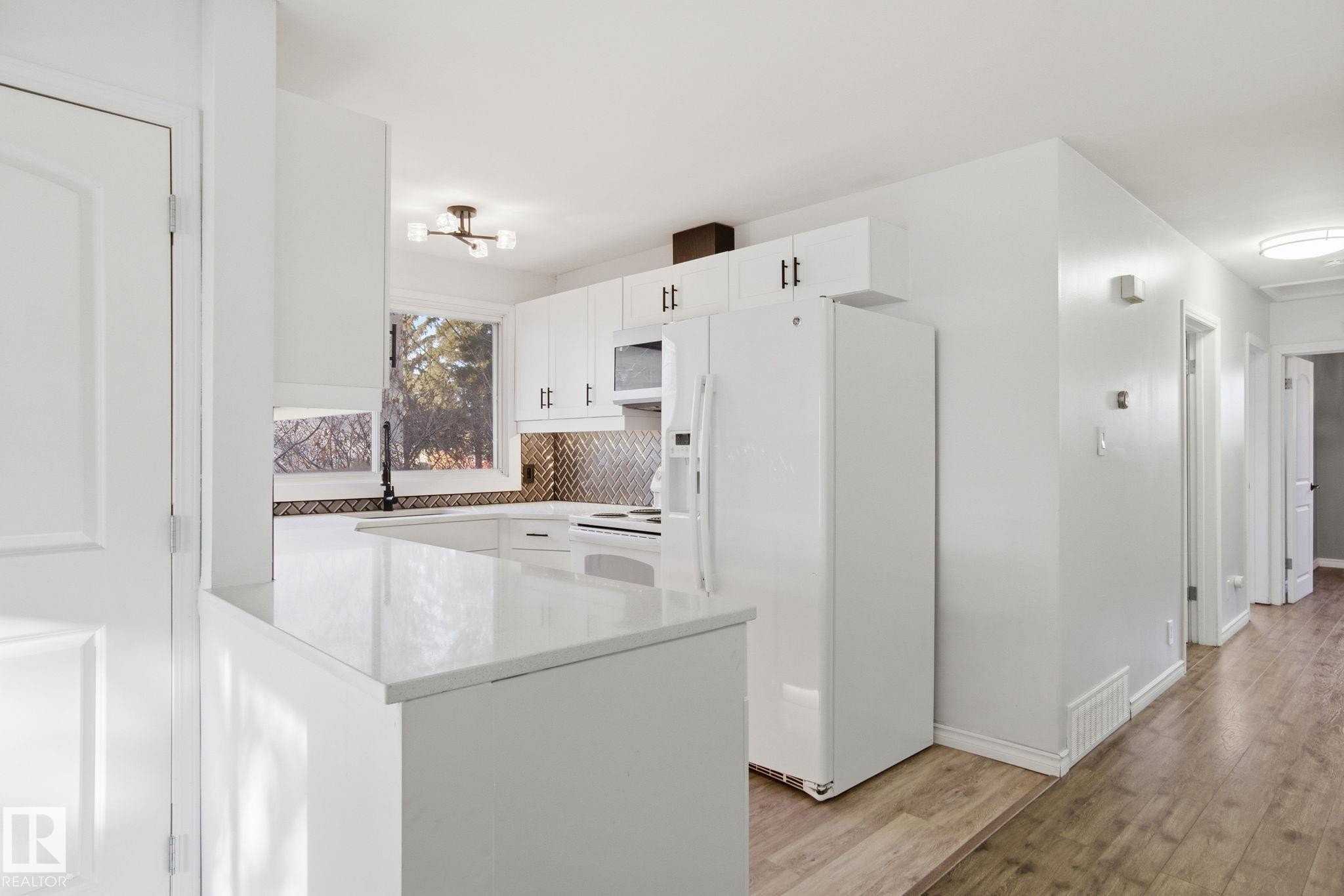 8064 Argyll Rd, Edmonton, AB - Indoor Photo Showing Kitchen