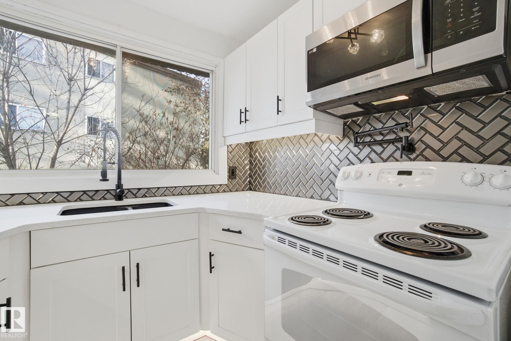 8064 Argyll Rd, Edmonton, AB - Indoor Photo Showing Kitchen