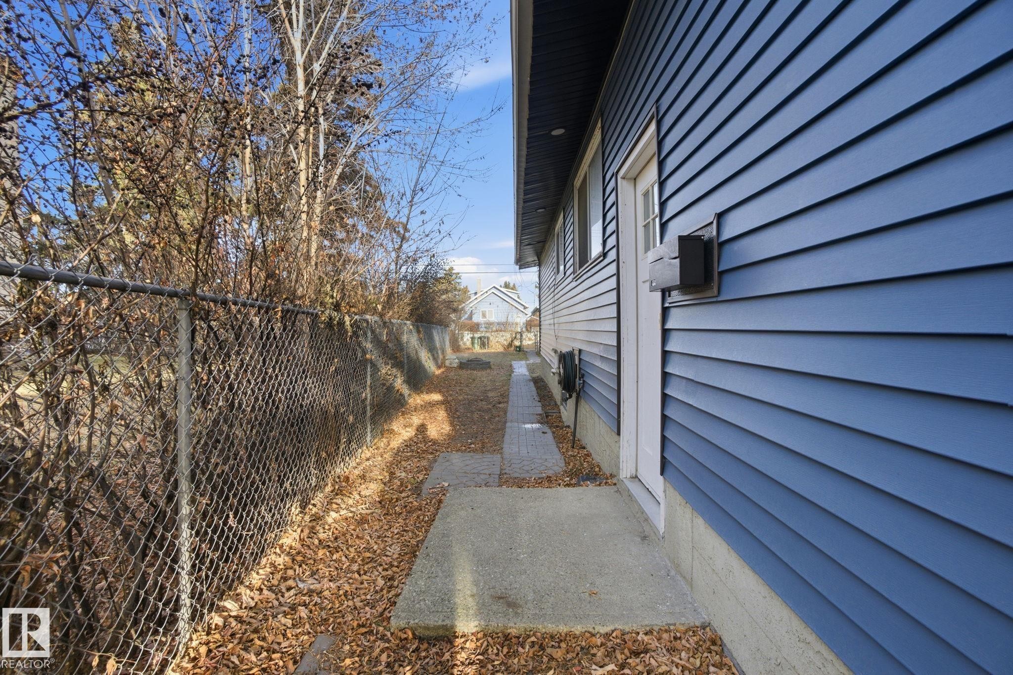 8064 Argyll Rd, Edmonton, AB - Outdoor