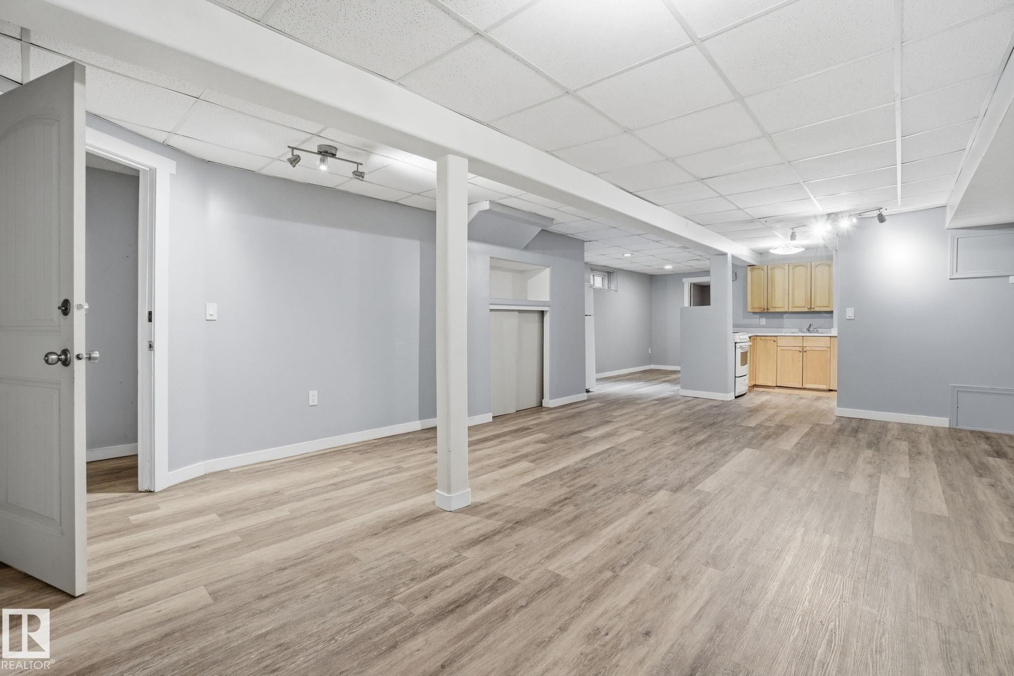 8064 Argyll Rd, Edmonton, AB - Indoor