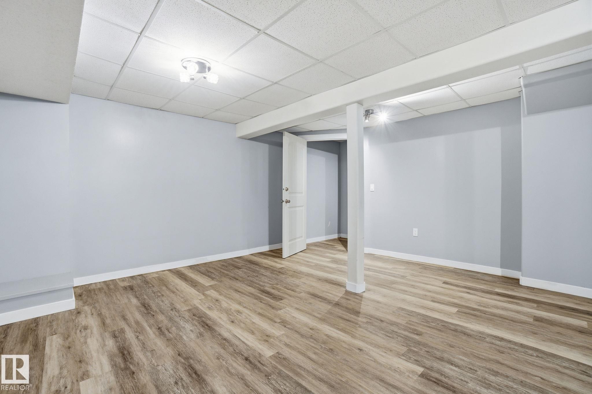 8064 Argyll Rd, Edmonton, AB - Indoor