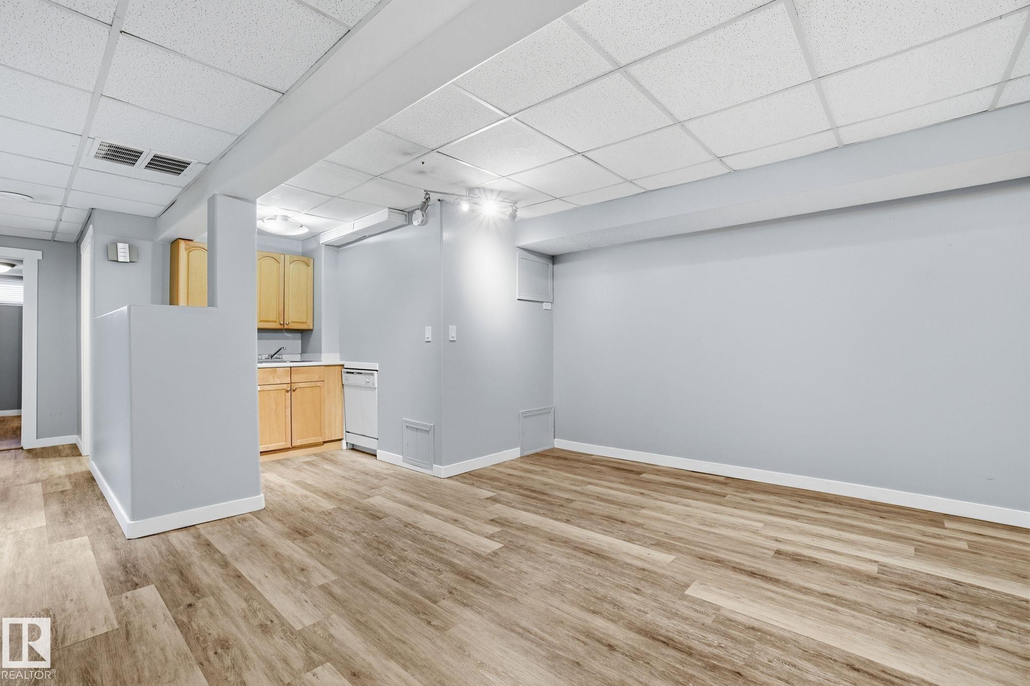 8064 Argyll Rd, Edmonton, AB - Indoor