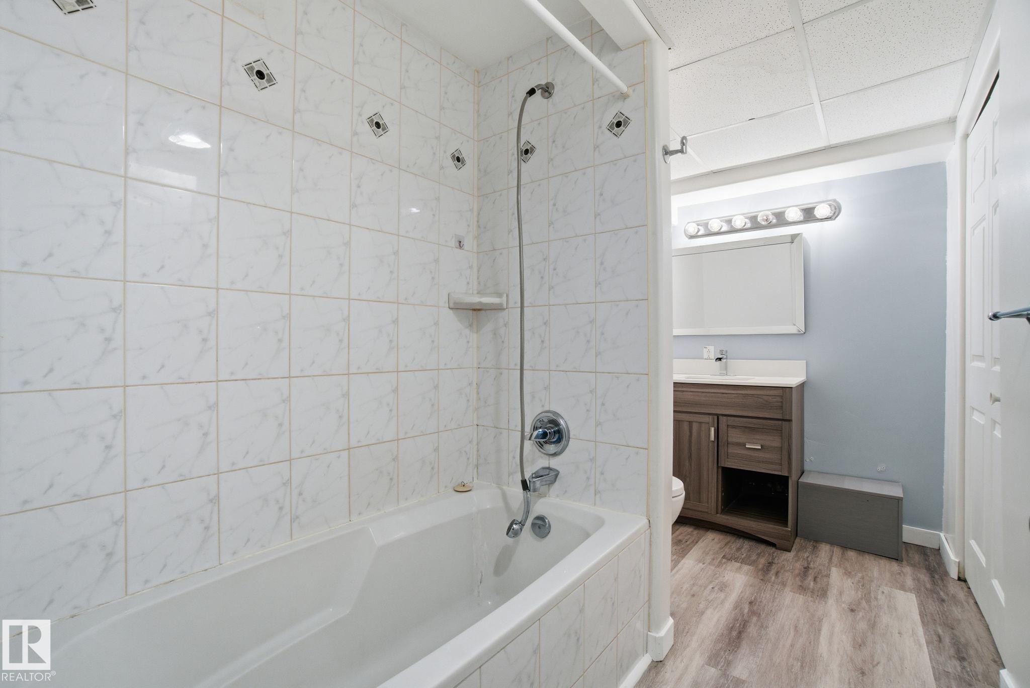 8064 Argyll Rd, Edmonton, AB - Indoor Photo Showing Bathroom