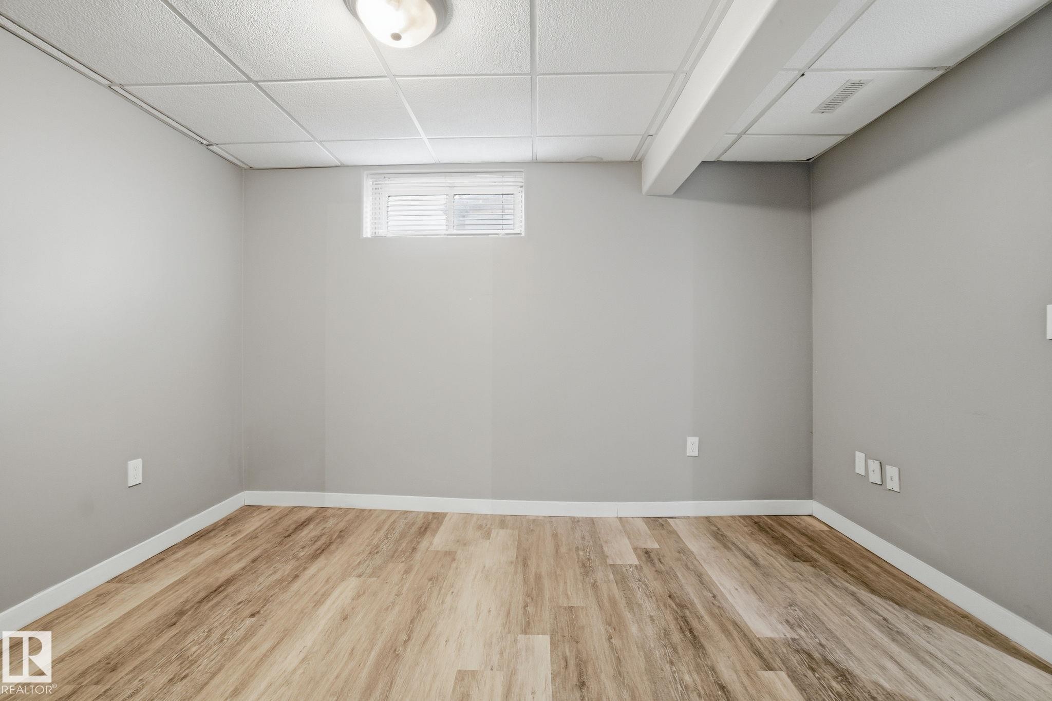 8064 Argyll Rd, Edmonton, AB - Indoor