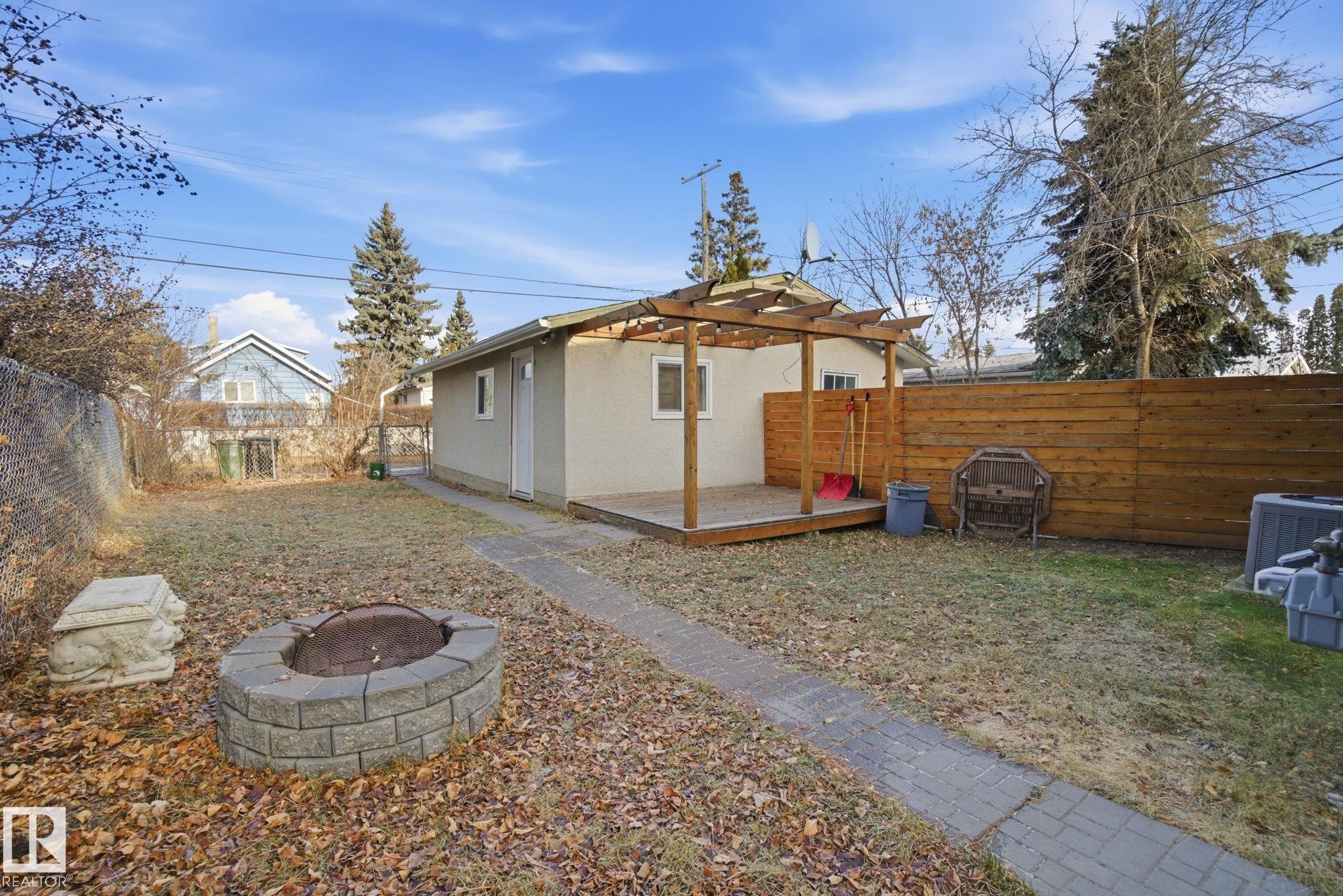 8064 Argyll Rd, Edmonton, AB - Outdoor