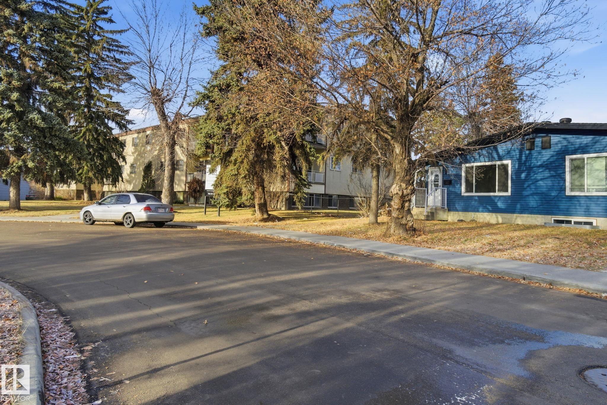 8064 Argyll Rd, Edmonton, AB - Outdoor